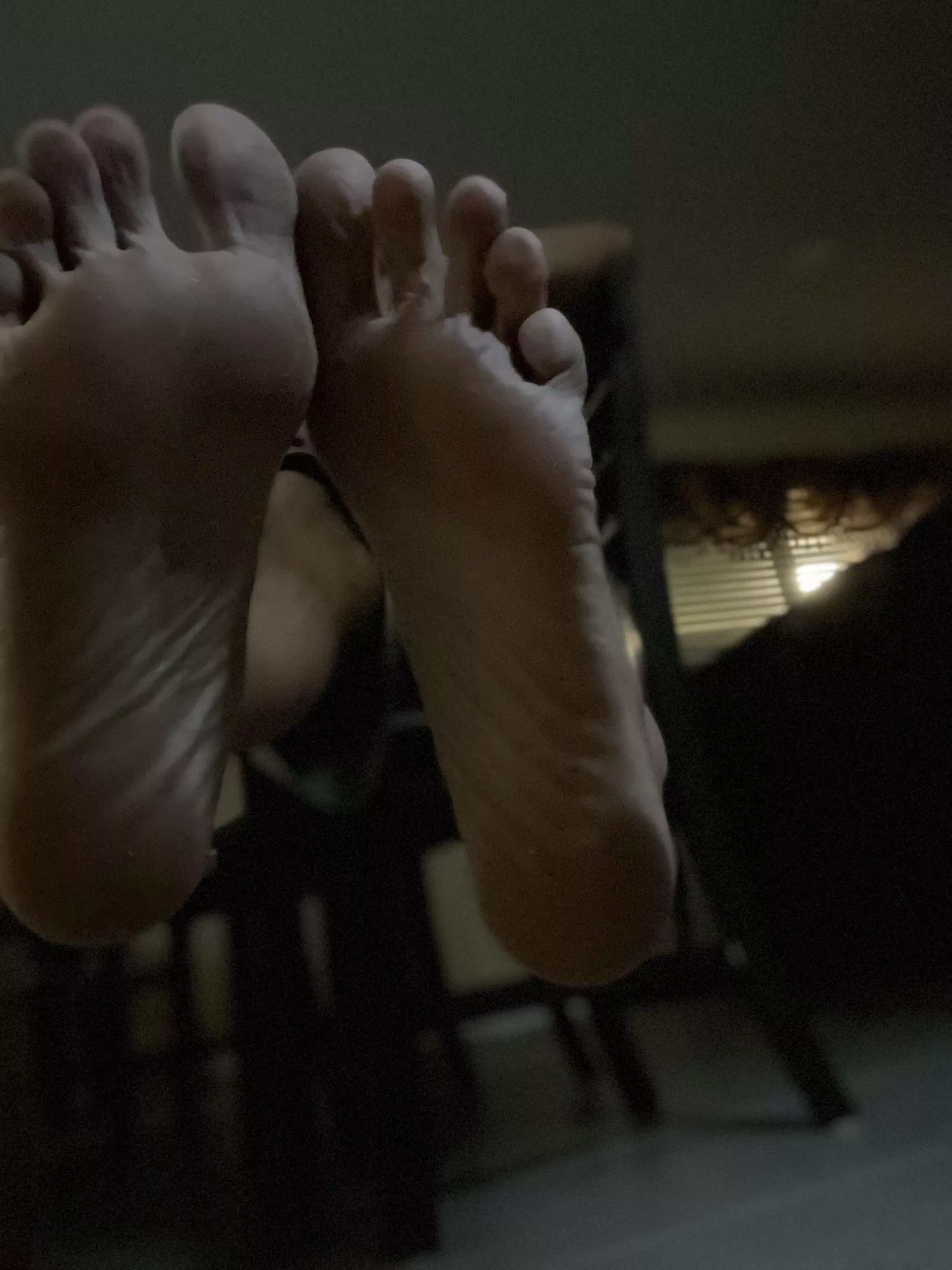 Size 17 looking for worshippers. Dms open