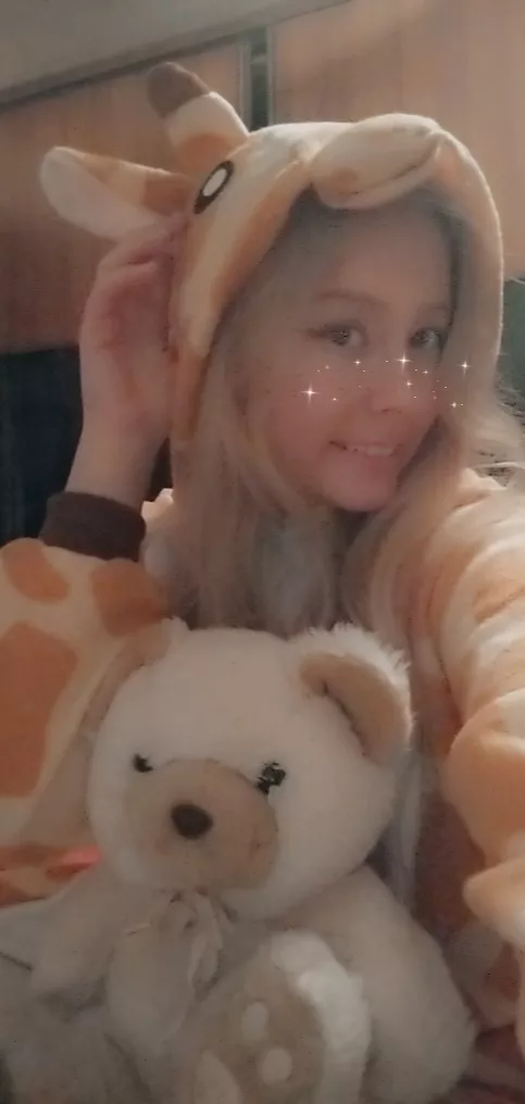 Sleepy giraffe is gonna go nini ðŸ¦’ðŸ’•