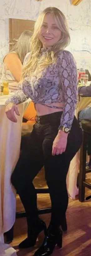 Sluty aunt. Mother of two. Would kill to fuck her once in my life