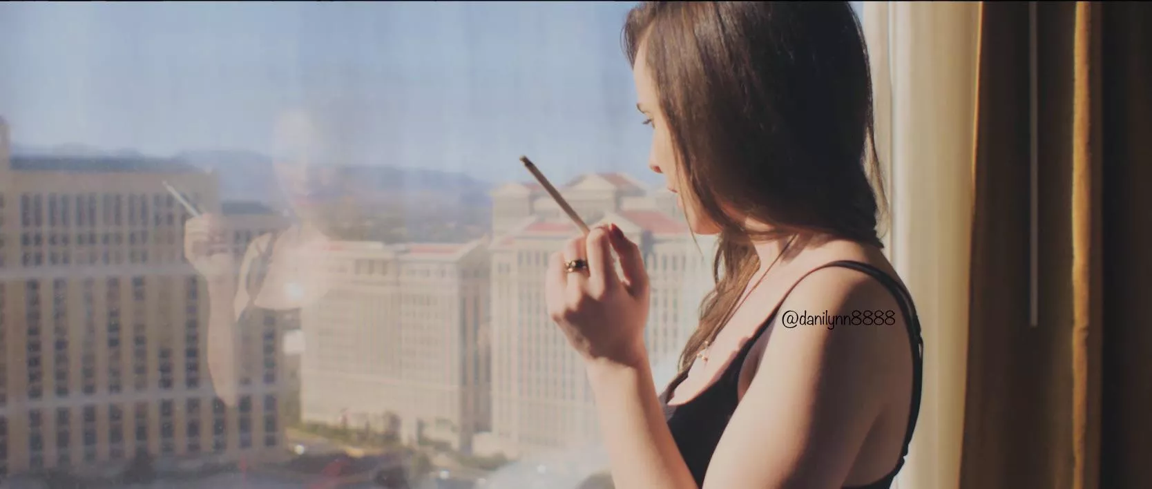 Smoking VS120’s in Vegas 🖤 Have a lovely Tuesday 😘💨💨💨