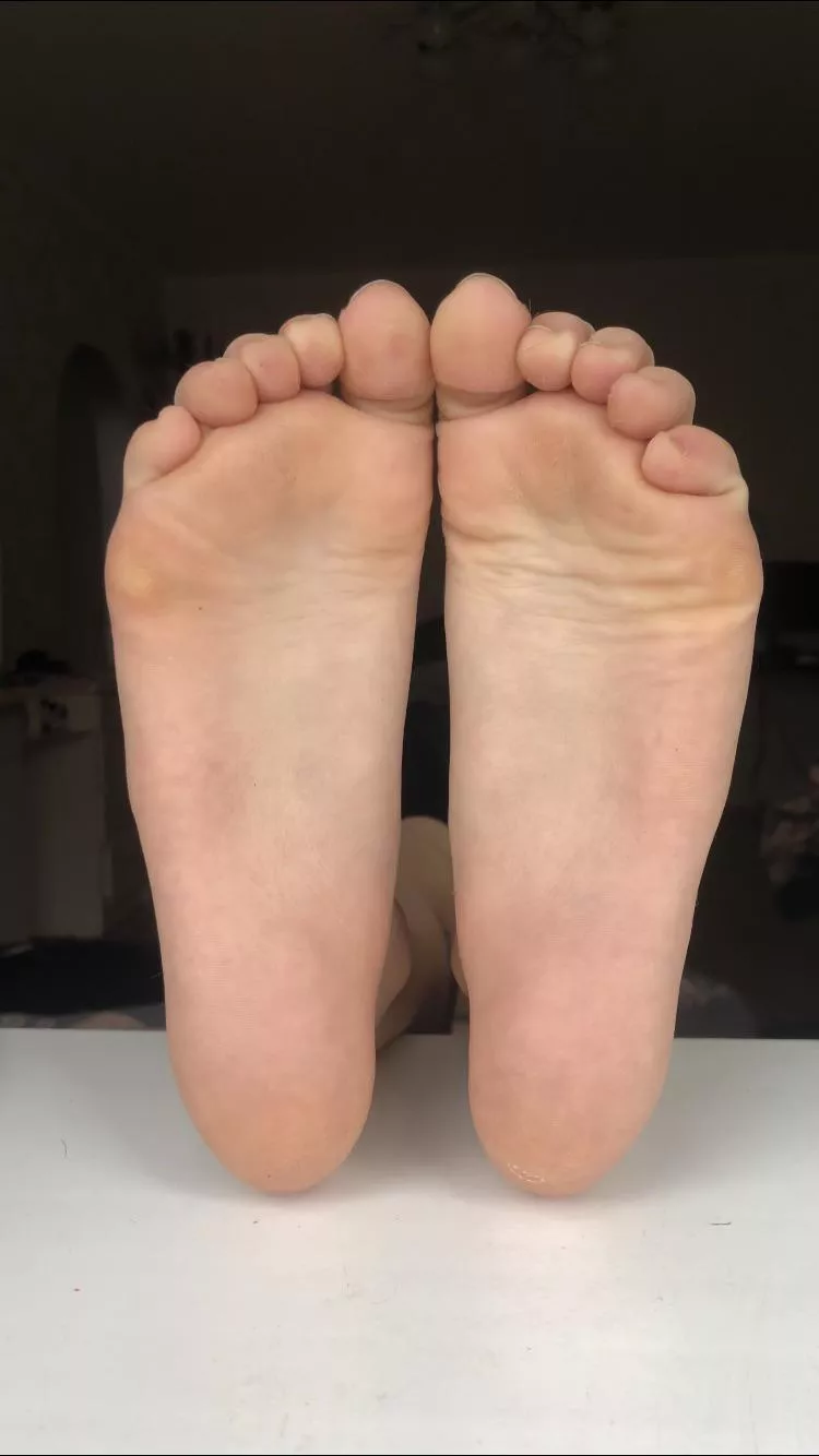 Sniff my perfect soles and suck my toes, footboy🤤