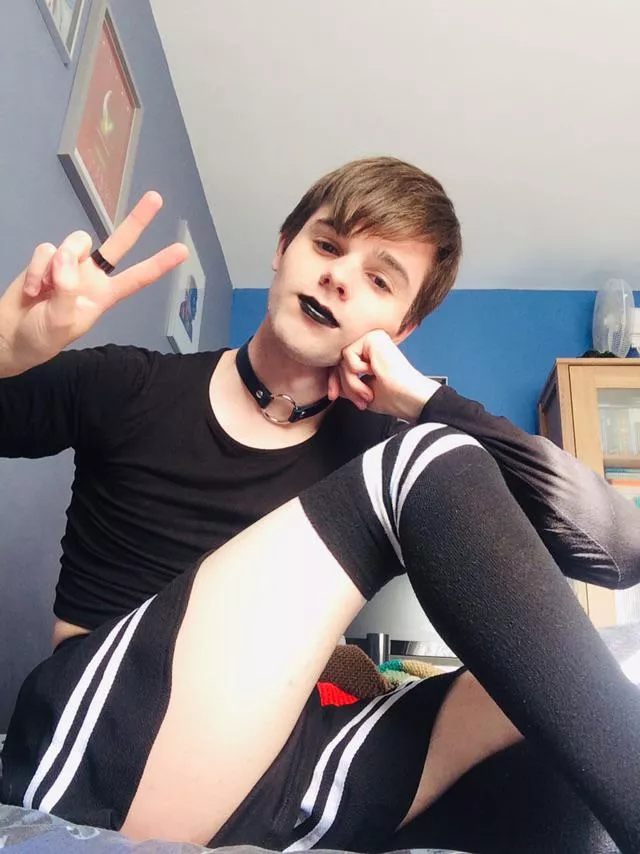 So uh... Hi. Just a femboy here looking cute I guess