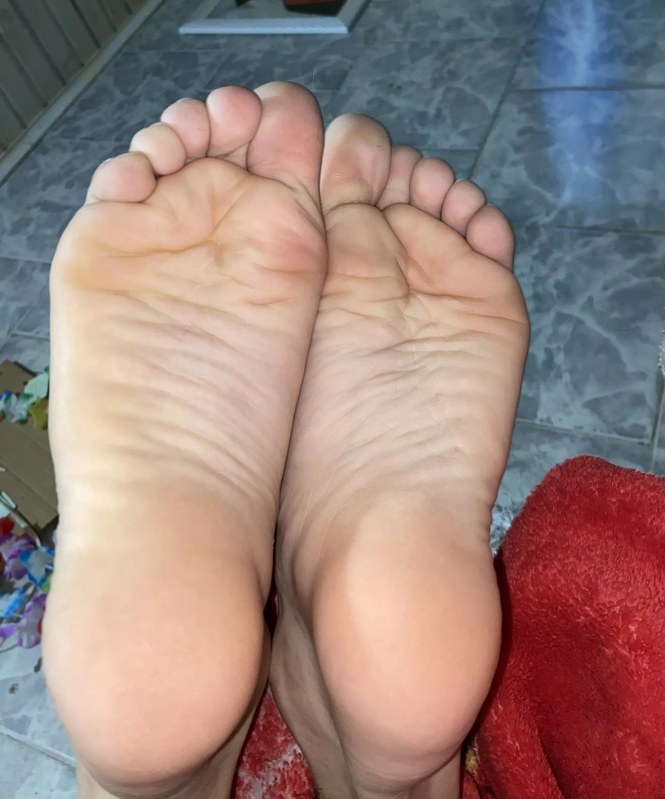 soft soles r better to fuck. but u may worship it fist 😋😈 dms/pms r welcome