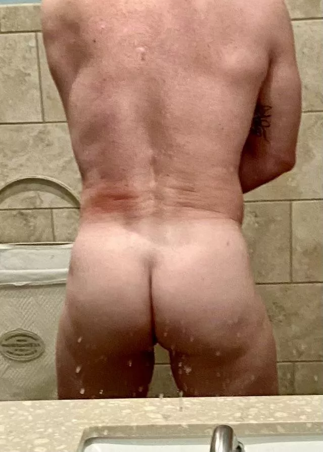 Some daddy ass for you. Thicc enough?