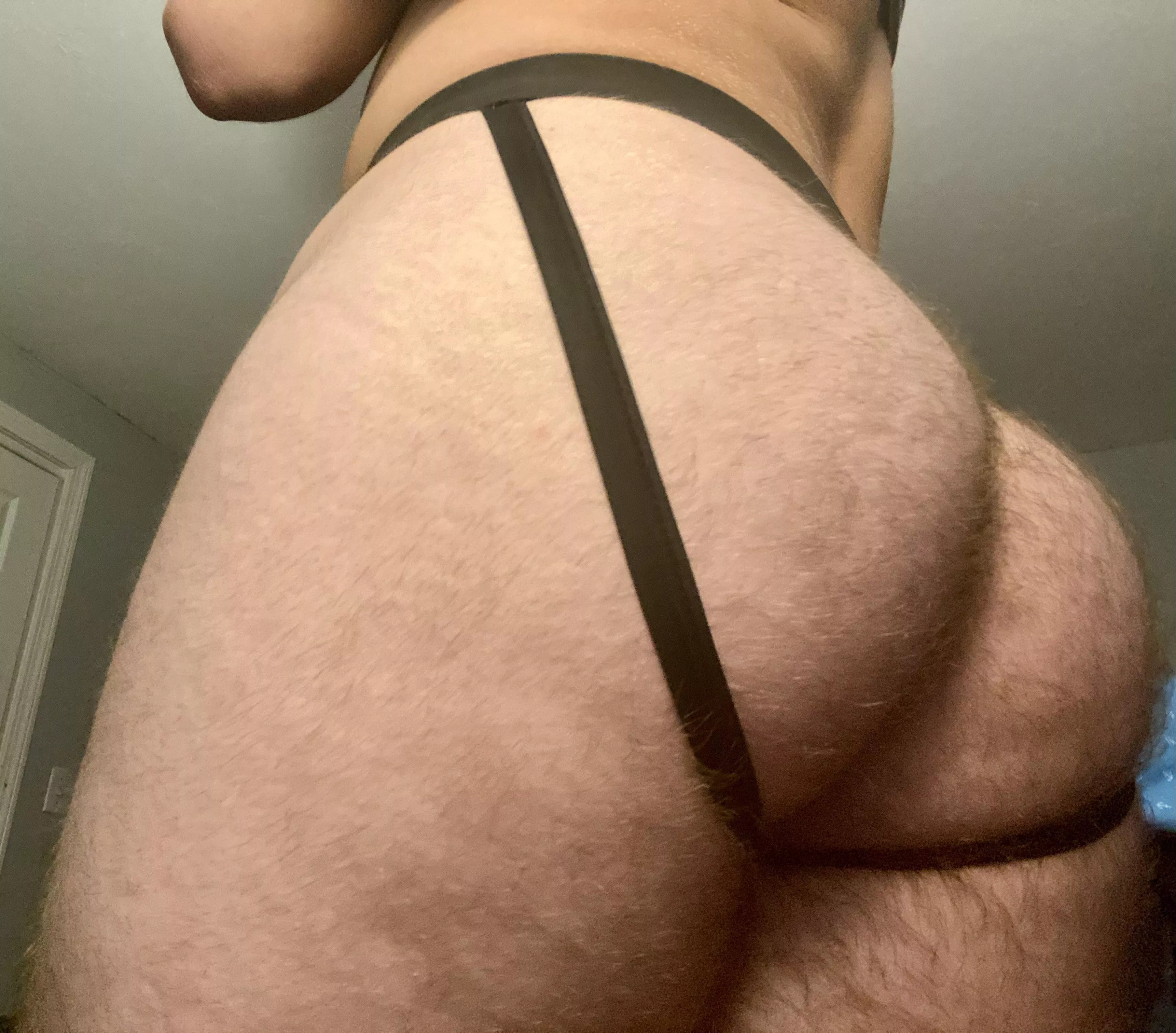 Some nice thick hairy cheeks to help you get through your Tuesday