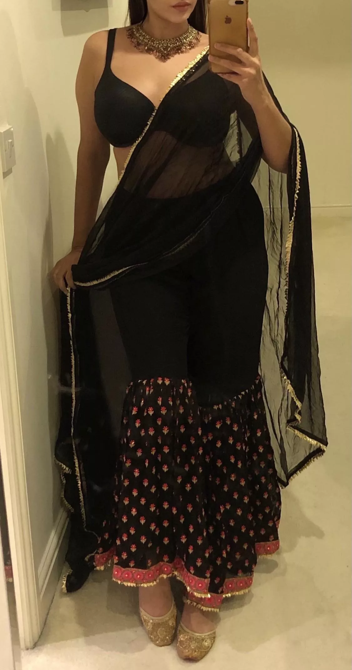 Sometimes a girl just wants to wear something traditional 💋 British Punjabi Indian [f]