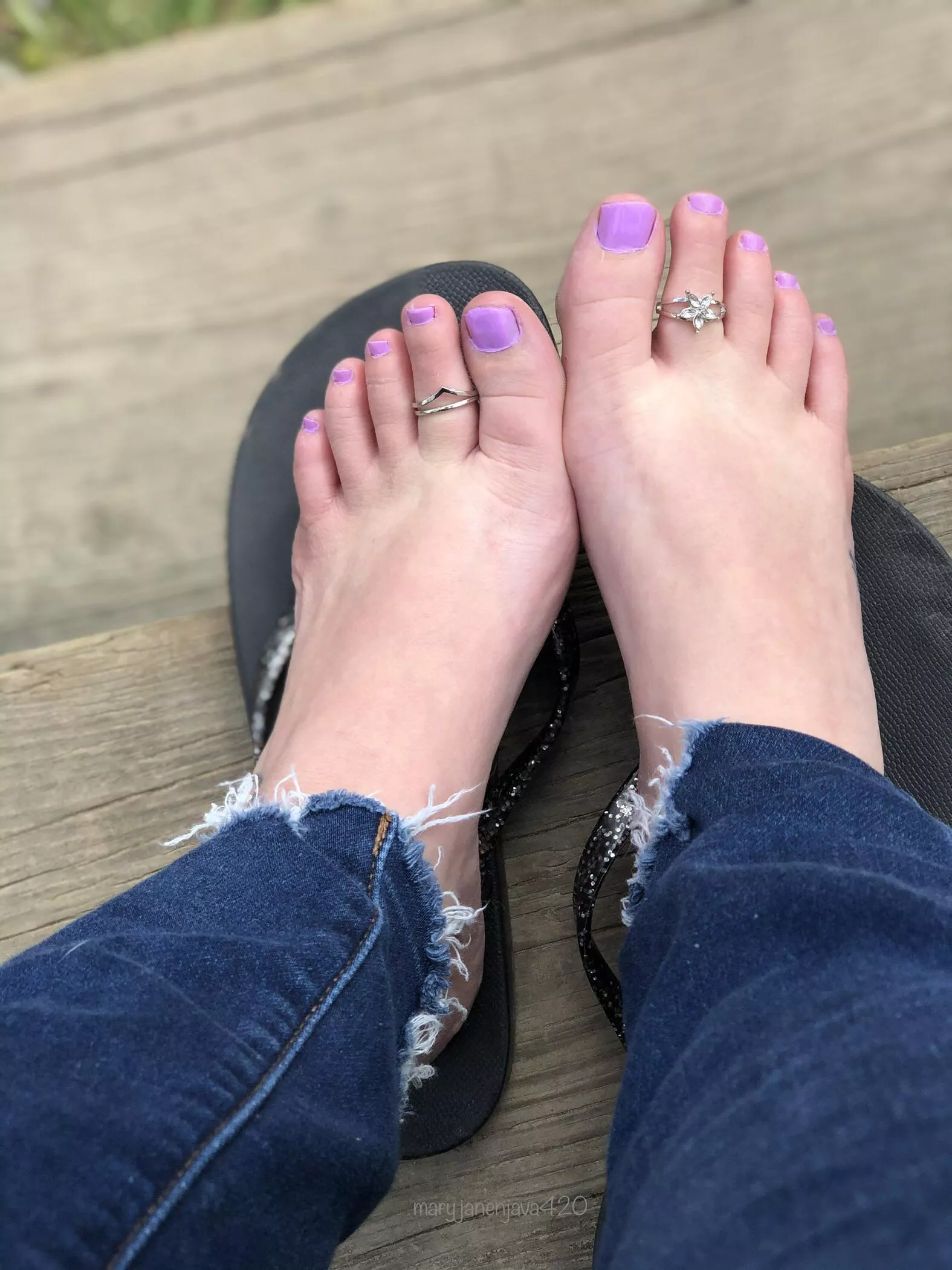 Sorry y’all, I couldn’t stand not looking down and seeing lilac on my toes any longer so I painted them back to my favorite 💜🤤