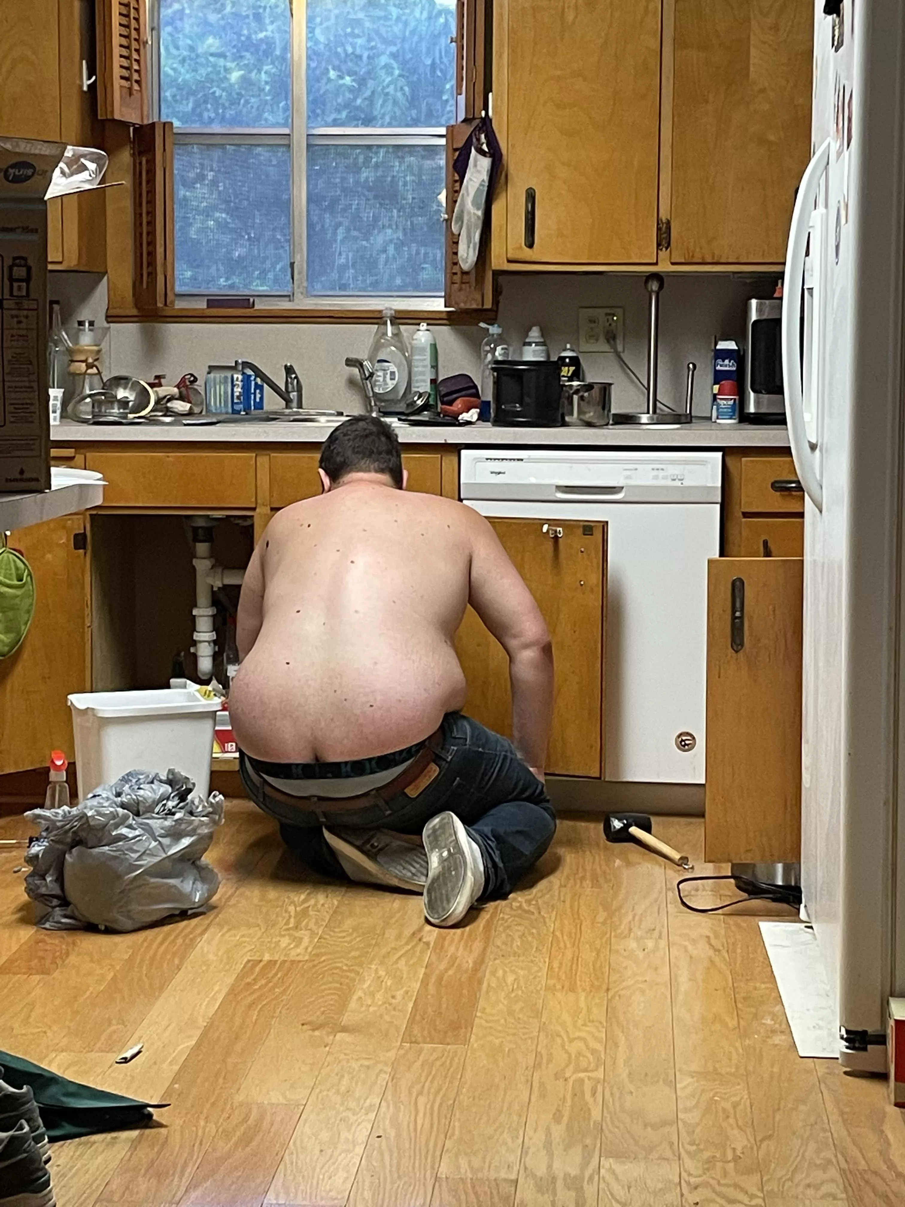 Spent a few hours installing a garbage disposal last night, and my roommate sits down and takes this pic 😂😂