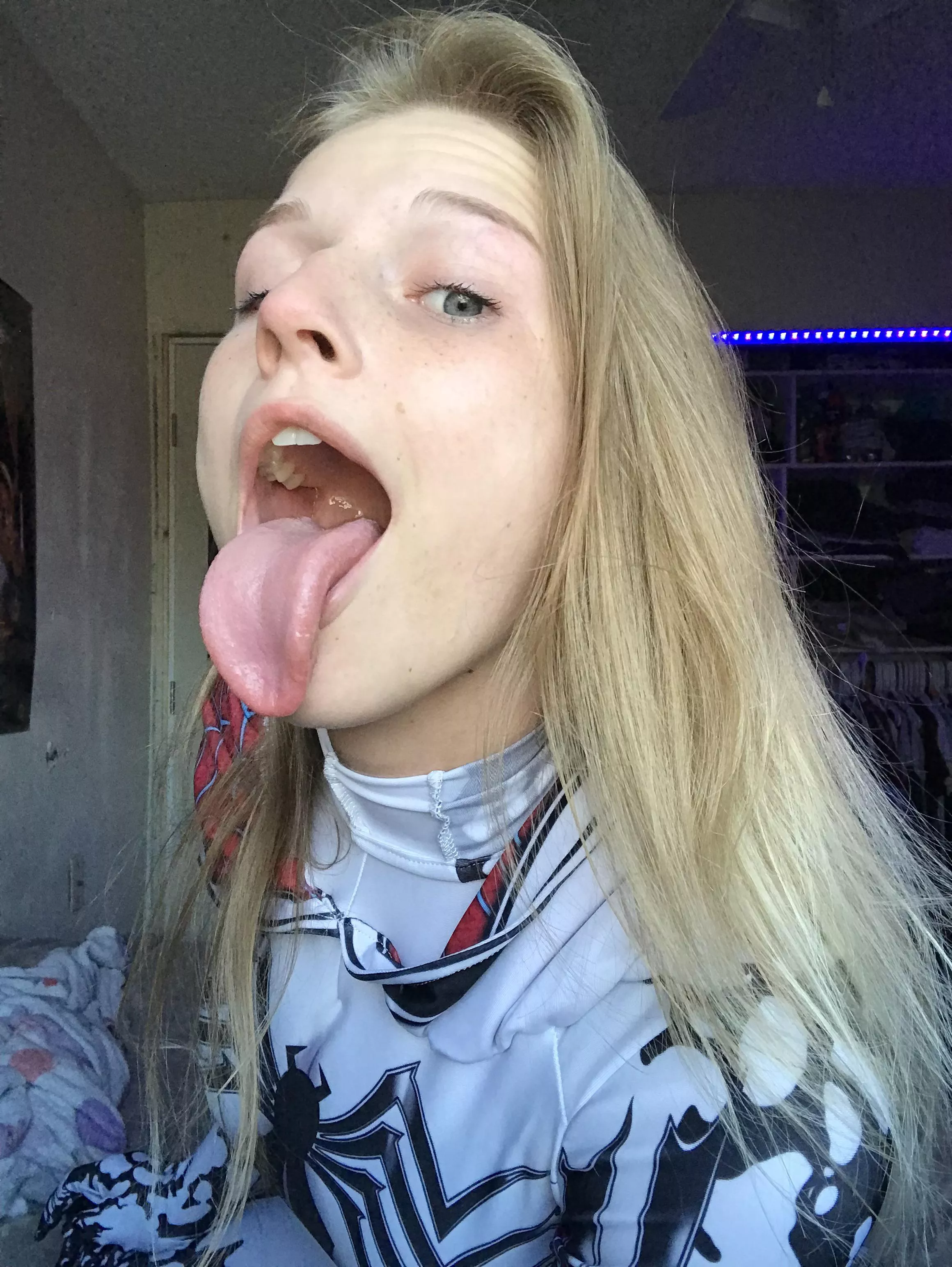 Spider Gwen wants your cum 💦