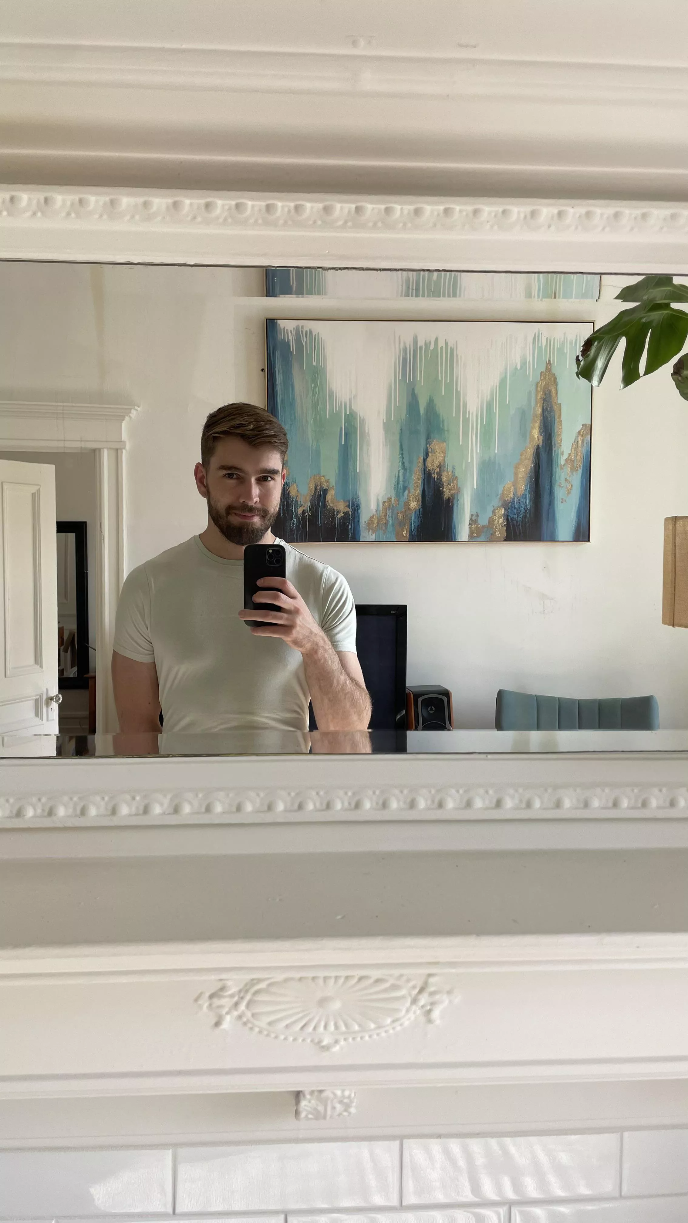 Staying in my friendâ€™s beautiful Montreal apartment. Itâ€™s filled with mirrors, plants, and beautiful art ðŸªž ðŸª´ ðŸ–¼ aka an ideal selfie-taking environment ðŸ˜‚