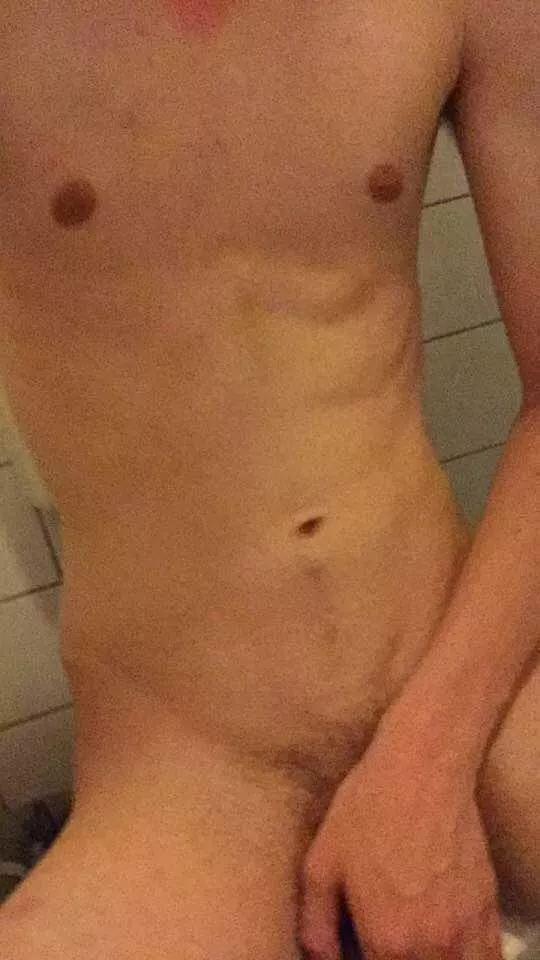 Straight but dreaming of sucking a beautiful cock and swallow some hot cum 🤷🏻‍♂️😛