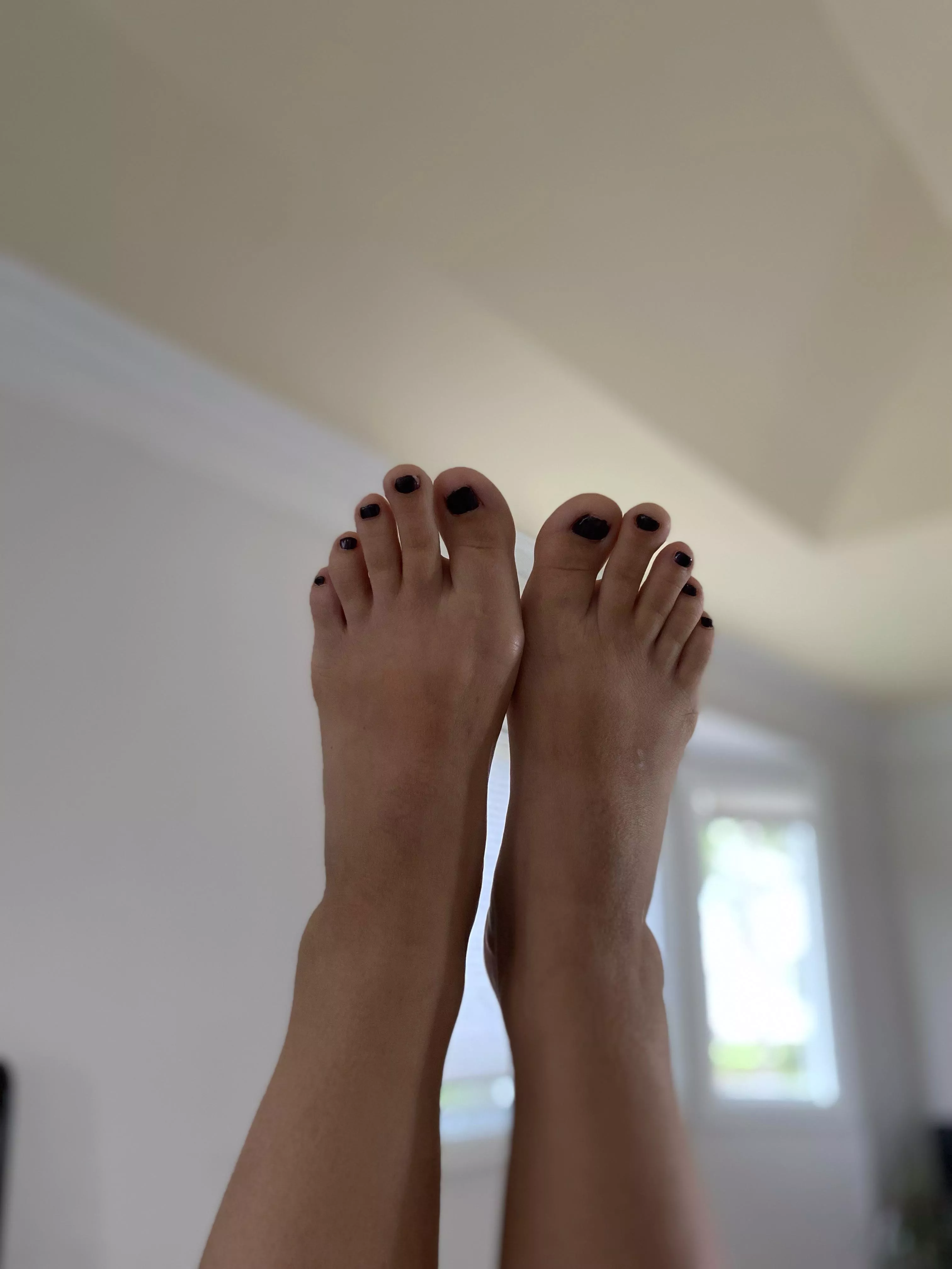 Stretching my cute toes out for you ðŸ¦¶ðŸ¦¶ðŸ˜˜ðŸ˜˜