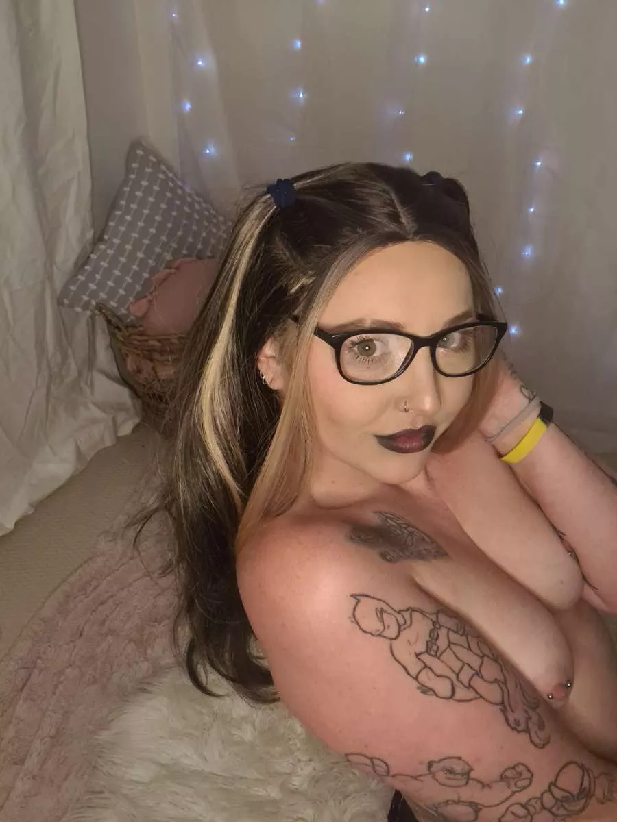 Sub to my Free onlyfans page, Top 17%! Over 300 pics and 50+ videos ðŸ’¦ Creative Content Creator! I use toys, bg content, solo anal, blowjobs, customs, dares, GFE, cock ratings, very active with my replies! PPV for the naughty stuff ðŸ˜ˆ Like all my pos