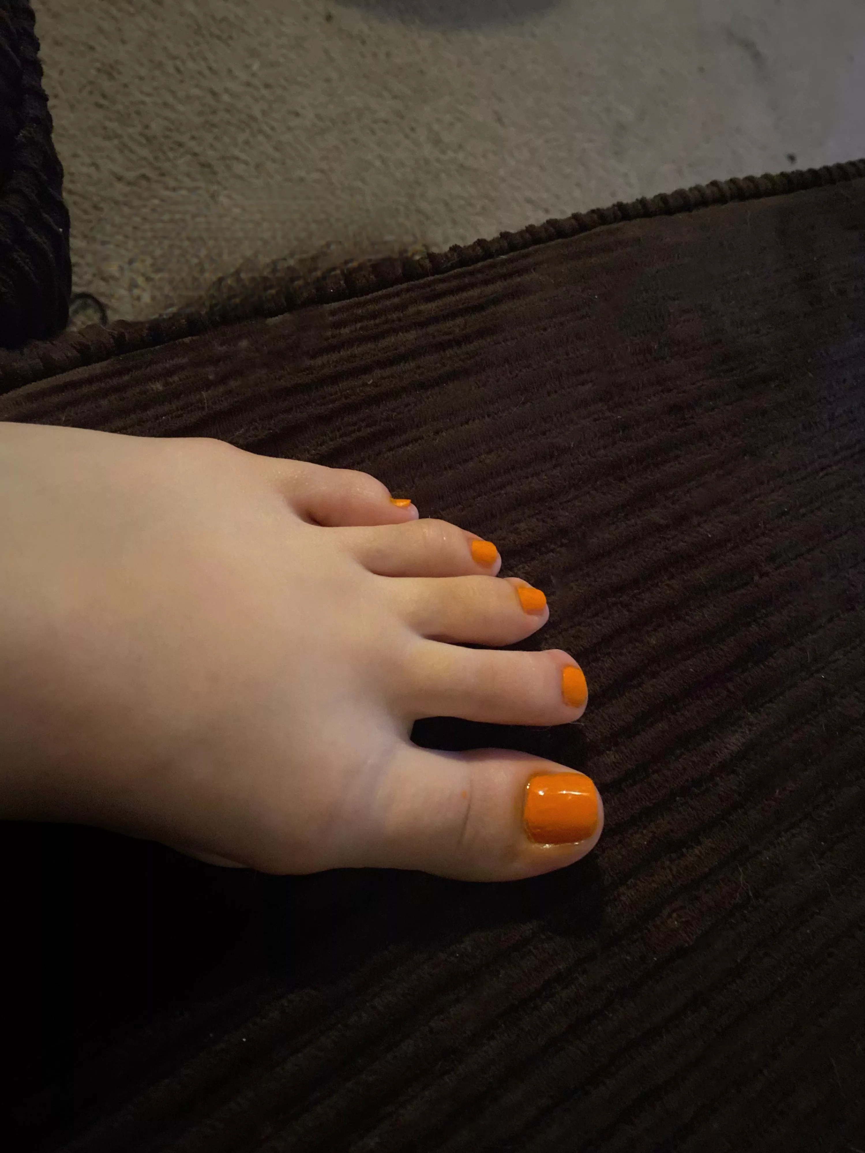 Suck these orange toes ðŸðŸ‘…