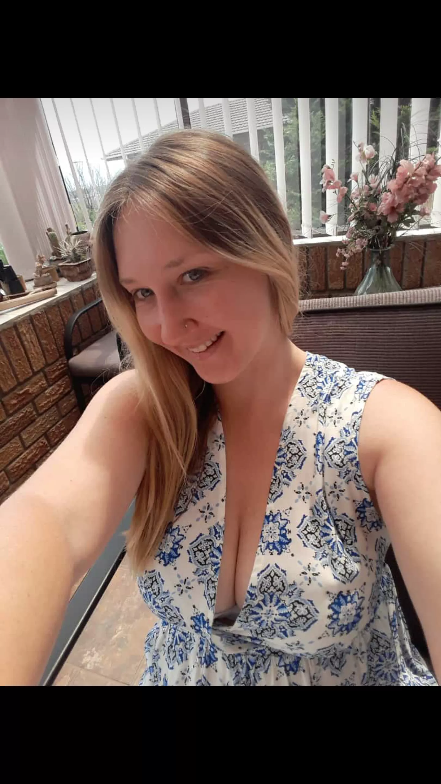 Summer dress with some cheeky cleavage 😘