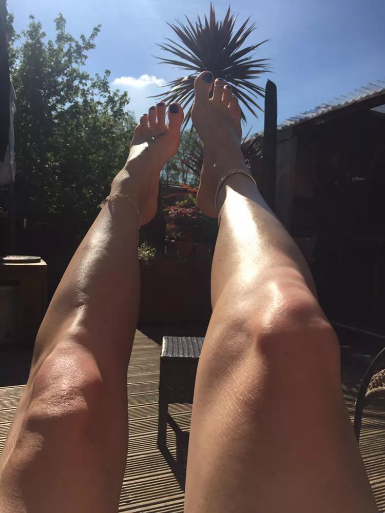 Suns out Legs up💙❤️