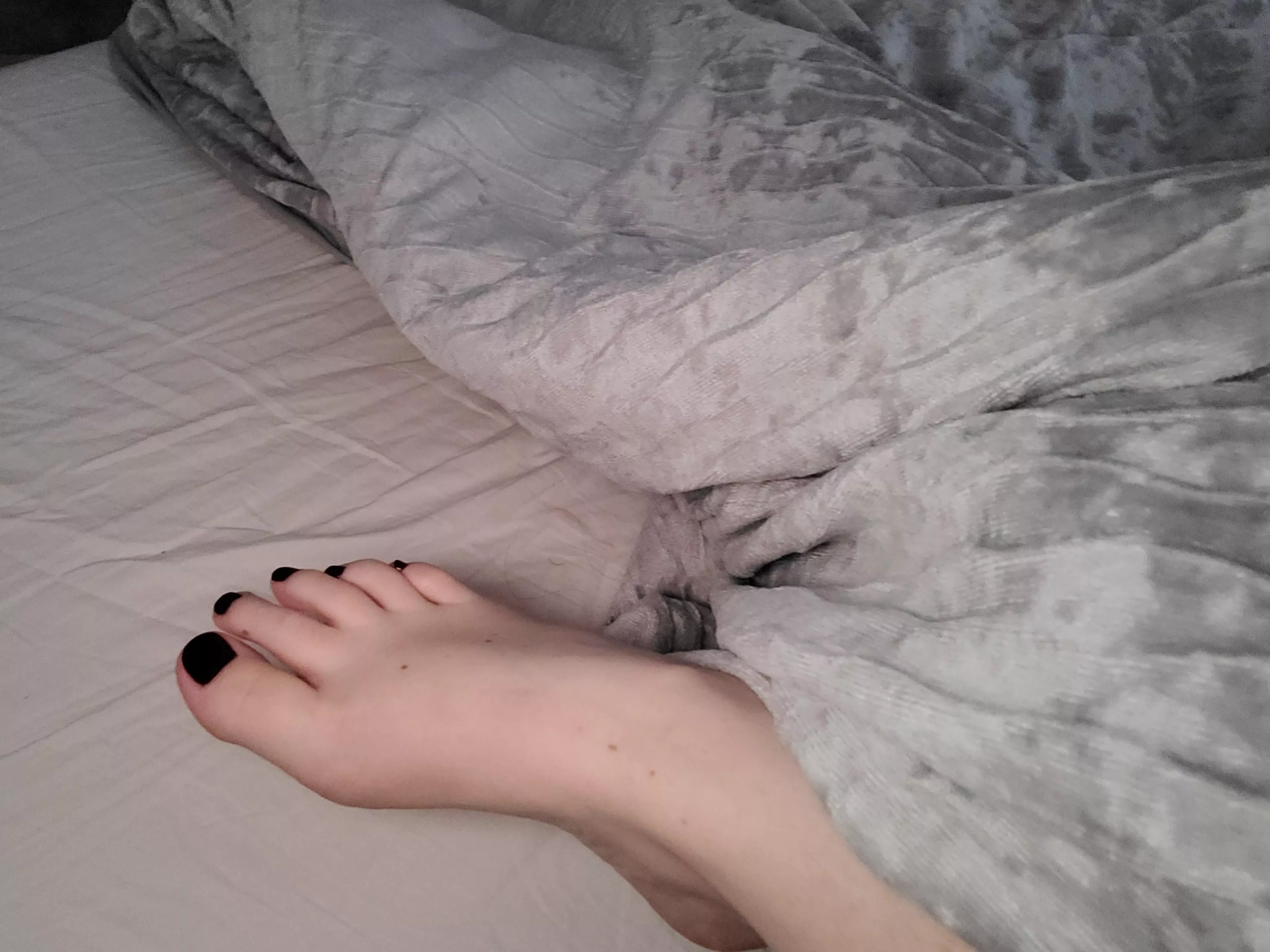 Sweaty morning feet 🤭😈