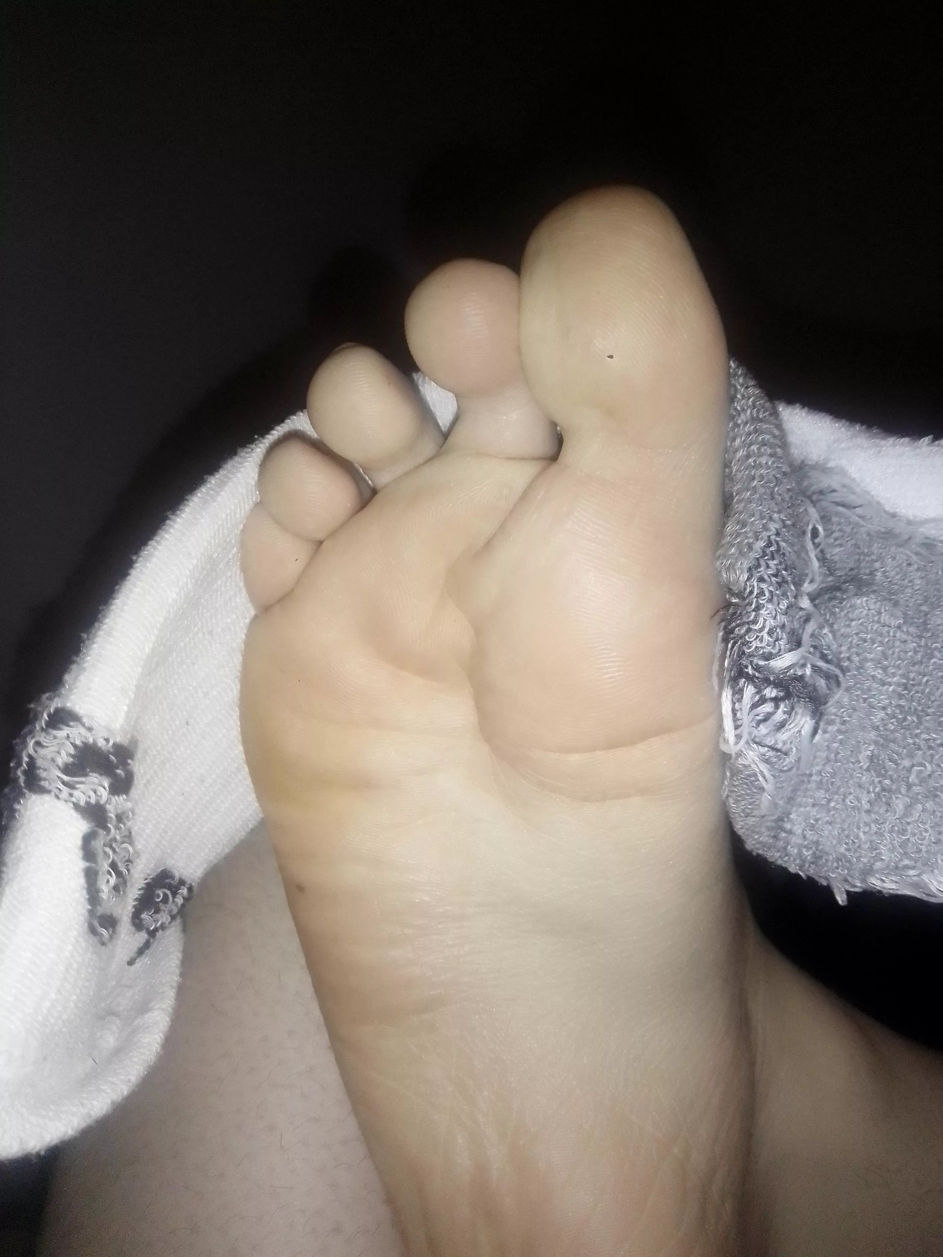 Take a long sniff , inhale my scent then begin to worship my smooth soles , and don't forget the toes 😈