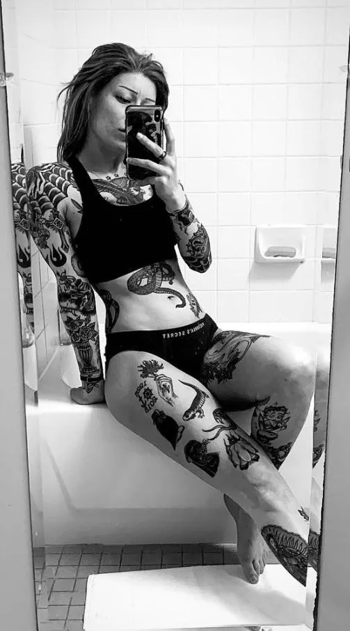 Tattooed babe selfie