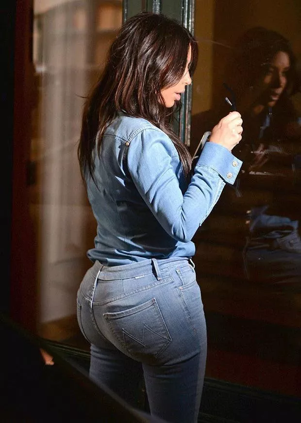 That ass in those jeans 🍑👖