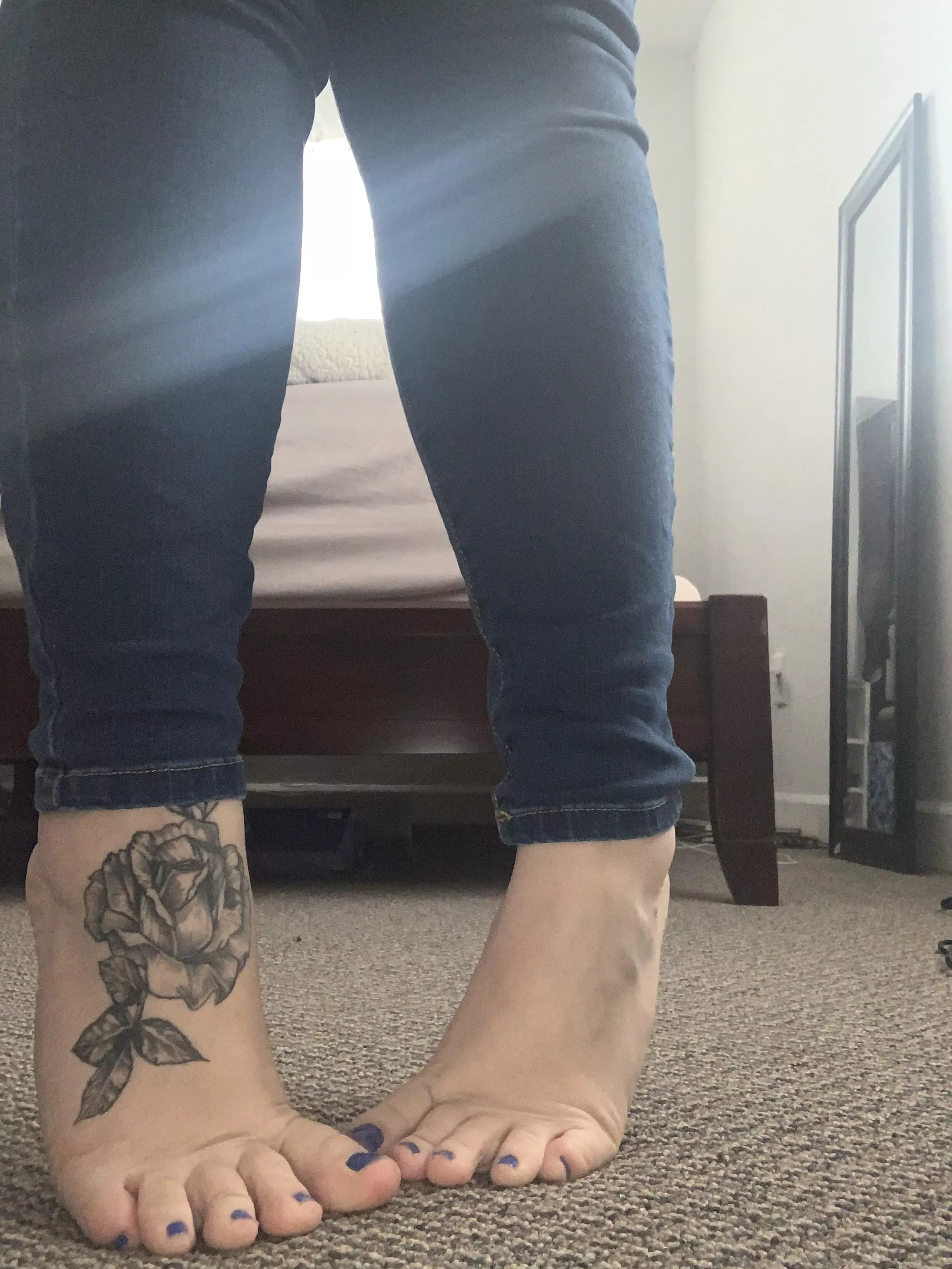 The best feet pictures hmu 😘🌹 kik: Rosie.feet.xoxo