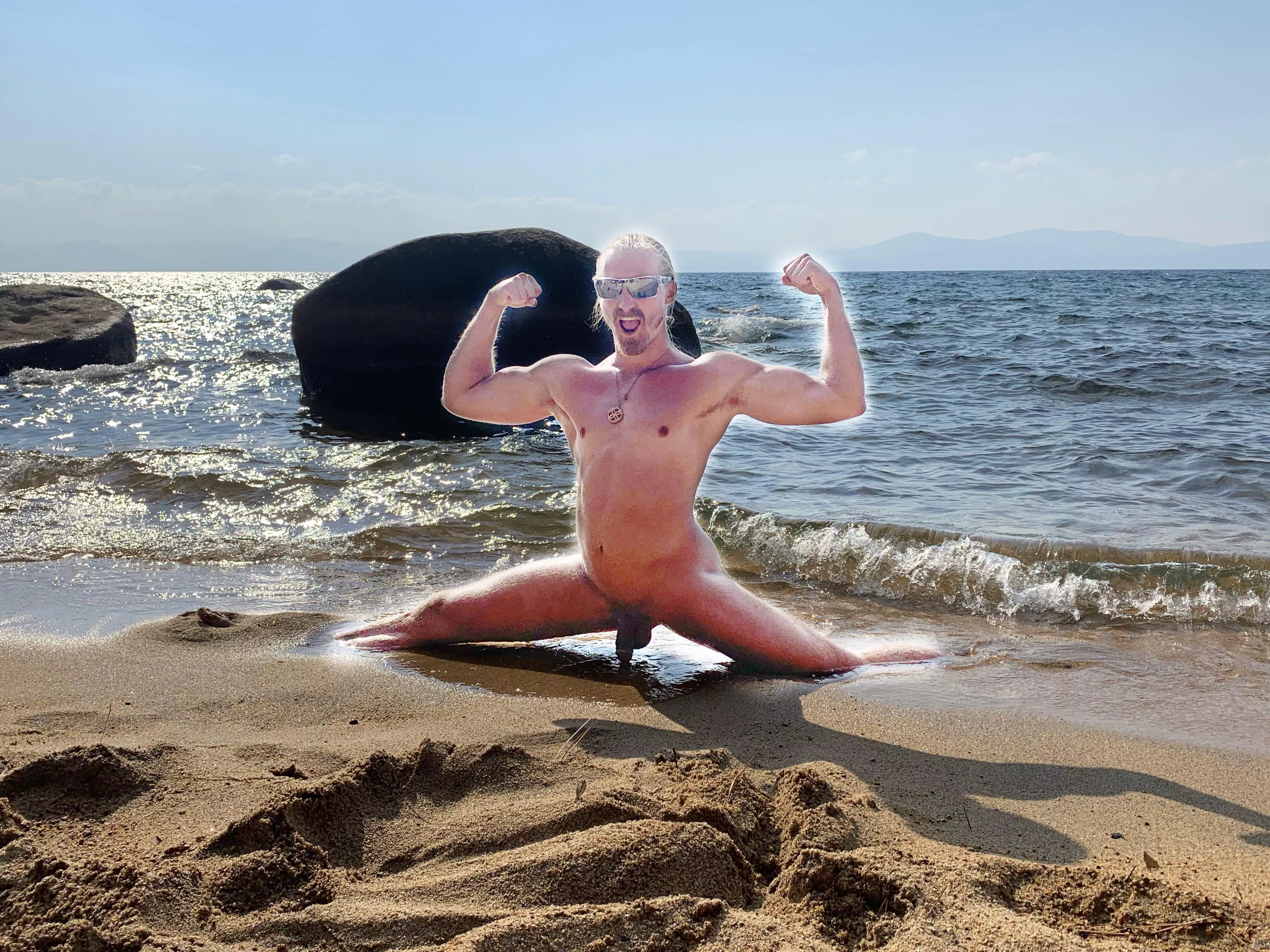 The splits pose in the sun on beach sand is one of the most incredible feelings 😍 the beach is my favorite place for yoga and stretching. 💚🌊