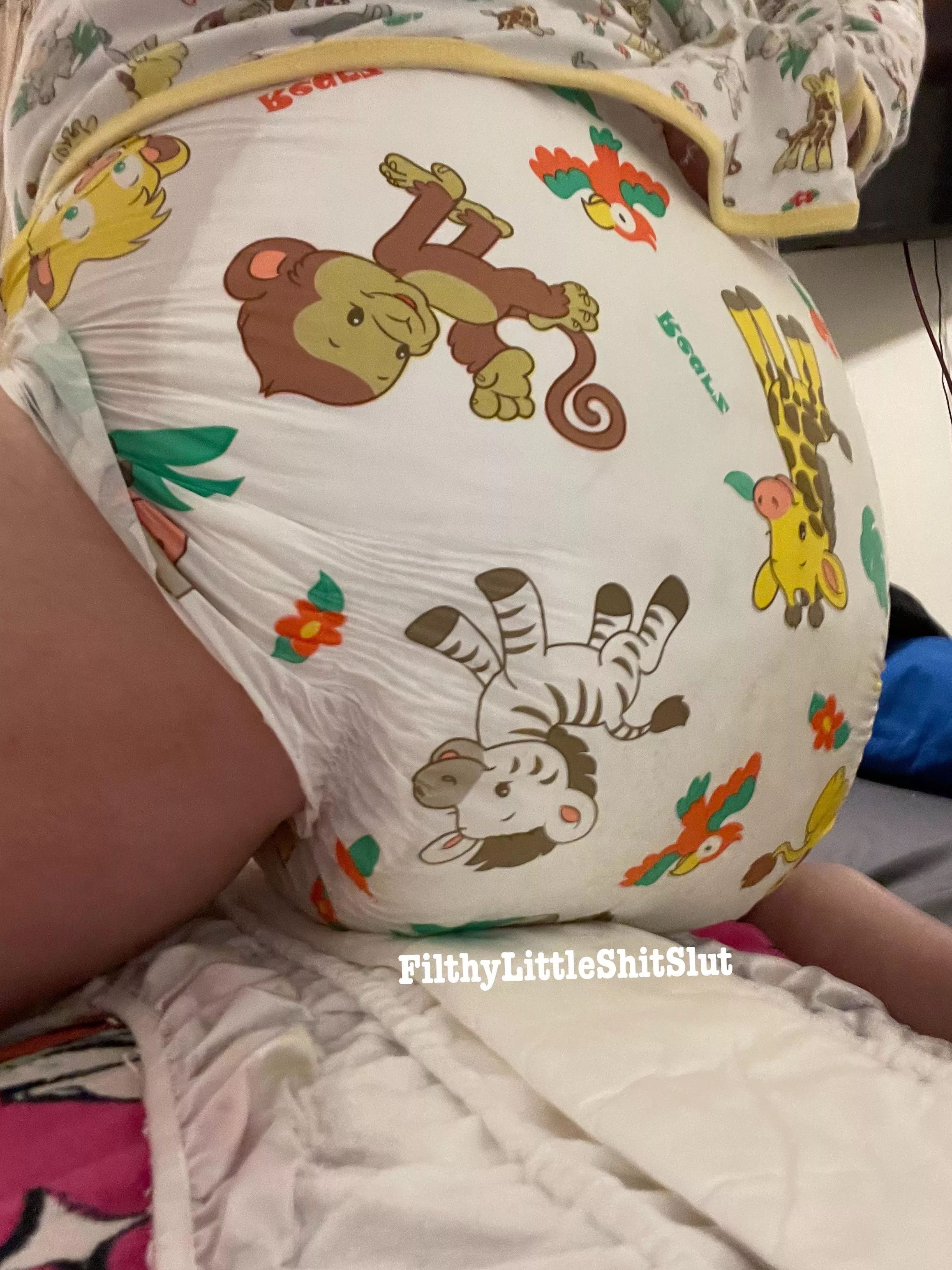 There’s no better feeling than humping my messy diaper