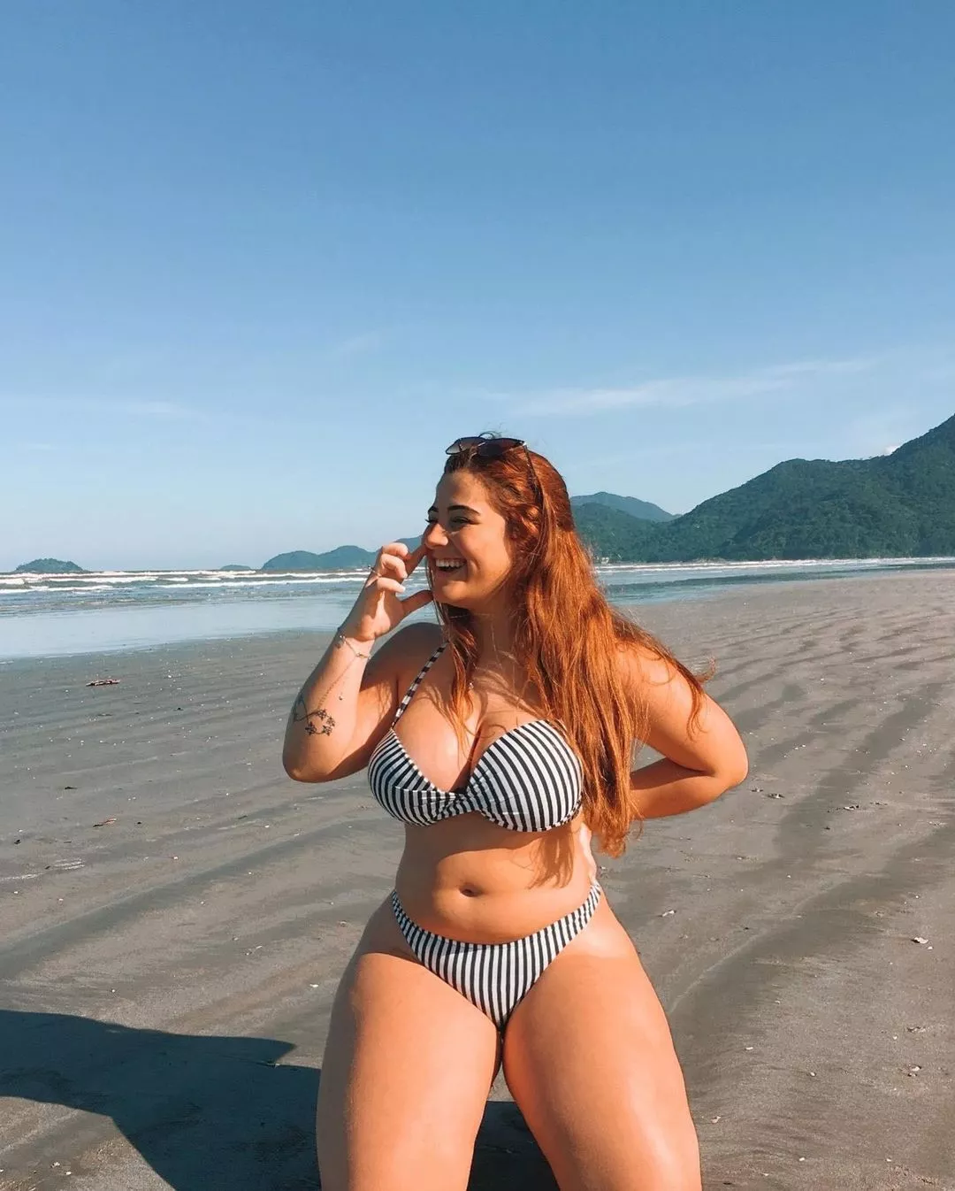 Thick, busty and redhead. What's not to like. (insta: thisislice)