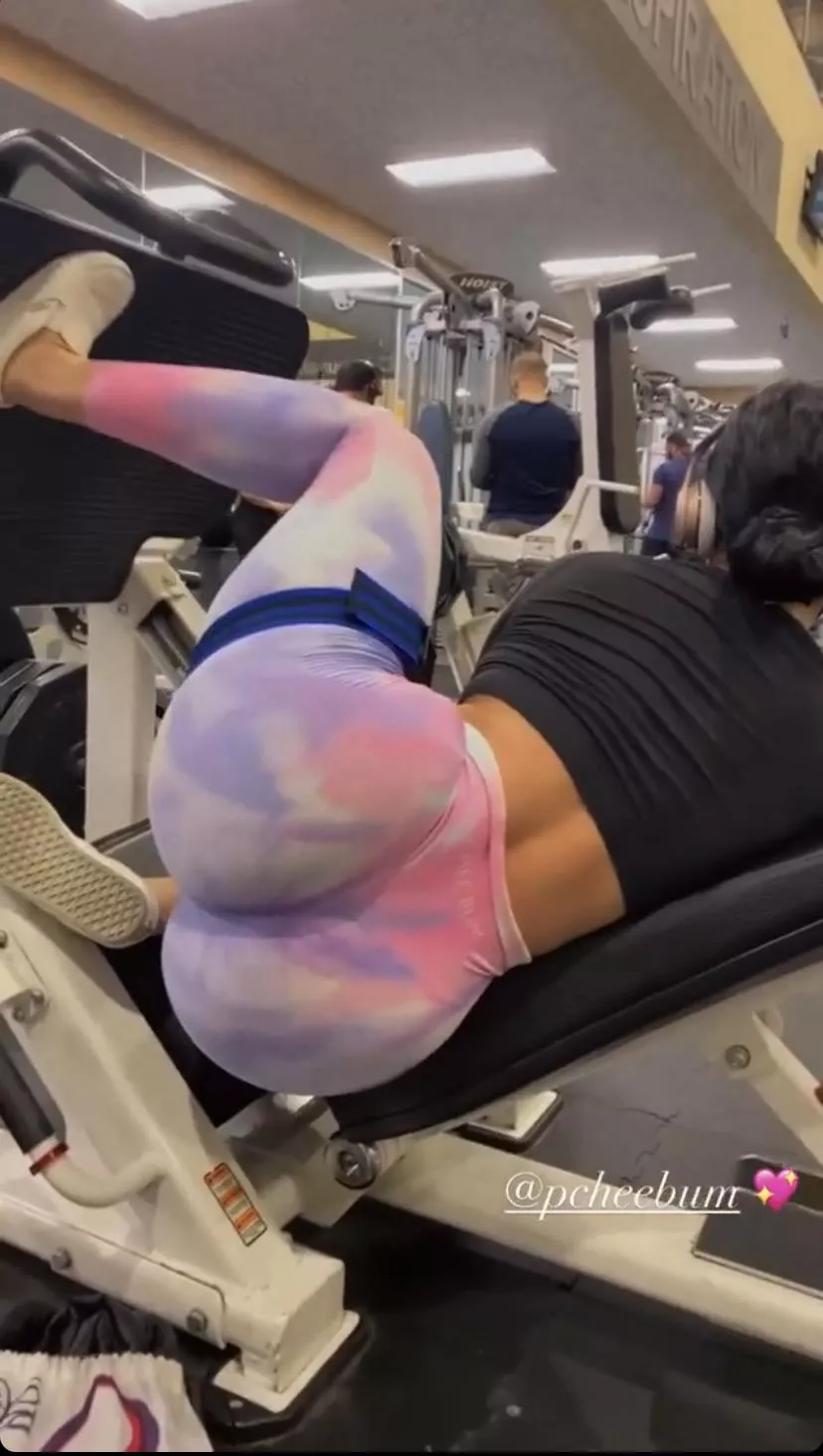 Thick gym slut