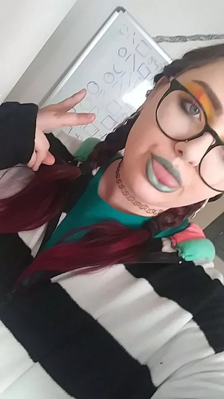 This is a picture from halloween of last year. I'm alone today and feeling like there's no reason to dress up... halloween is my favorite and it doesn't feel special at all today :( seeing everyone together is making me so sad, but I'm sending everyo