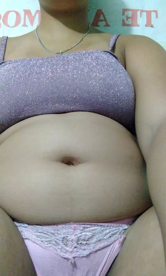 This is how my belly looks without being stuffed .. I want a feeder to help fulfill my wish 🐷🐷