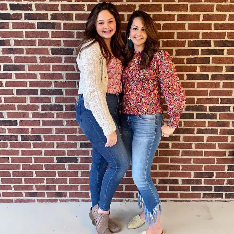 This mama and daughter almost look like twins 👯‍♀️🌸💐🌺🤍