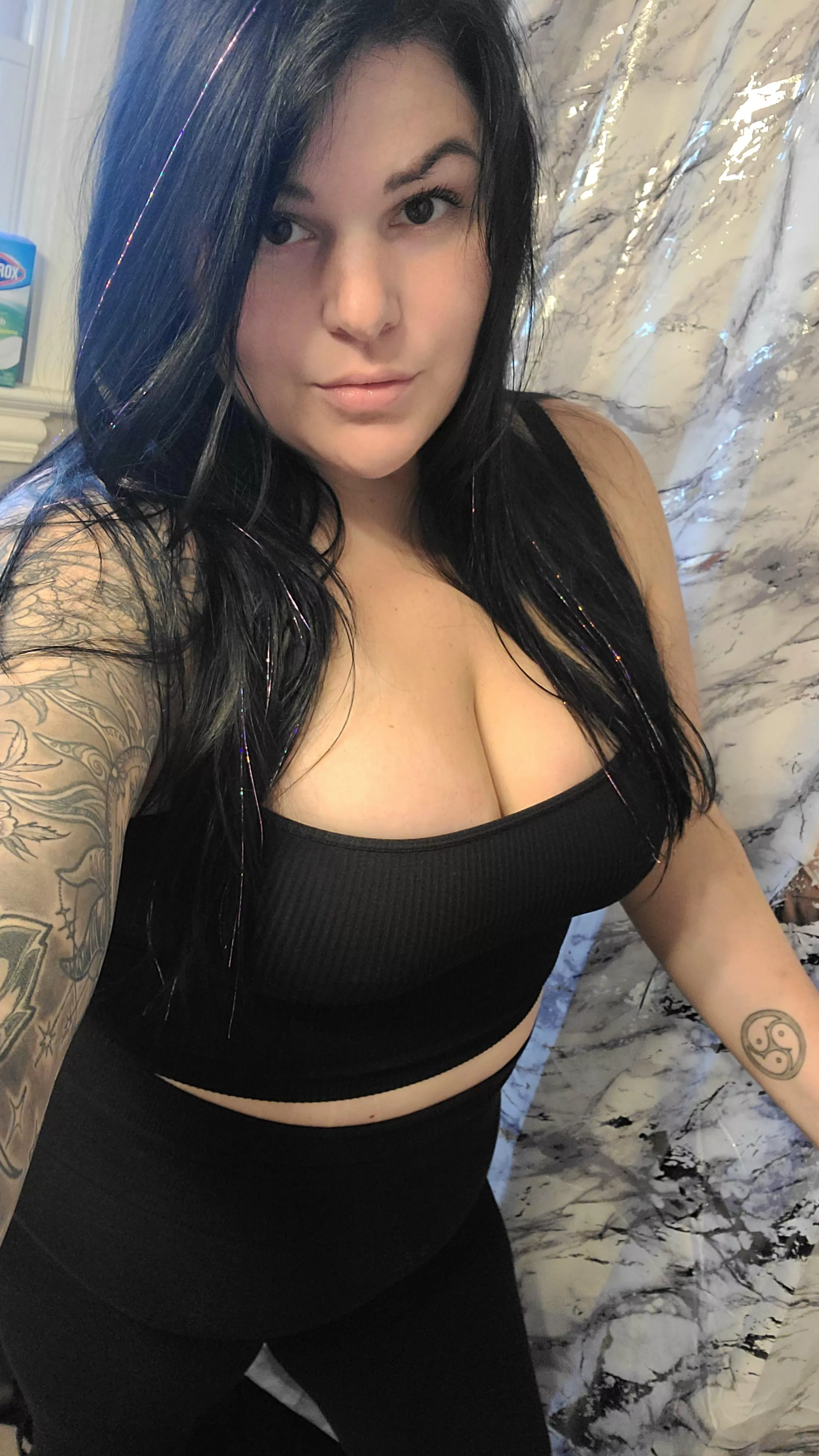 This outfit might look better on the floor.. curvy goth milf ðŸ–¤ðŸ’‹ðŸ–¤