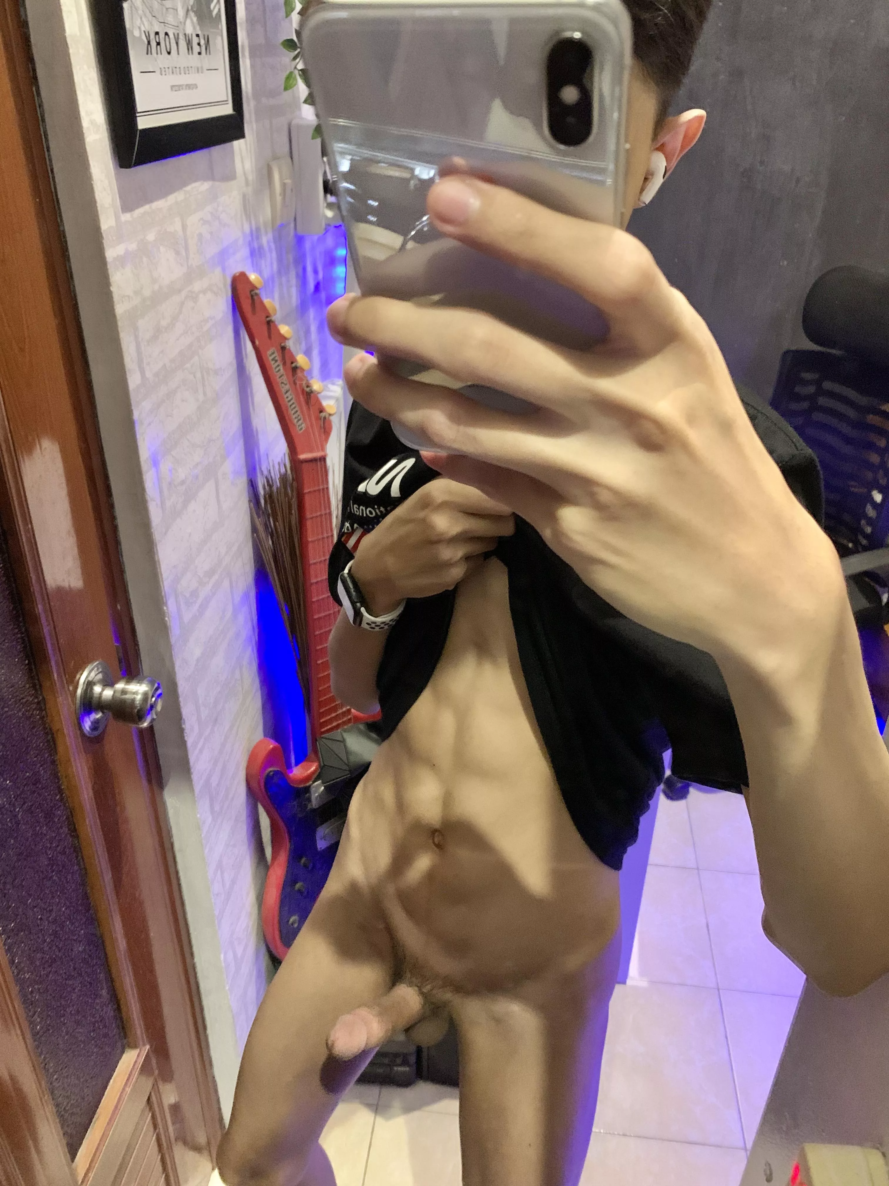 This twink has all in one package 😈