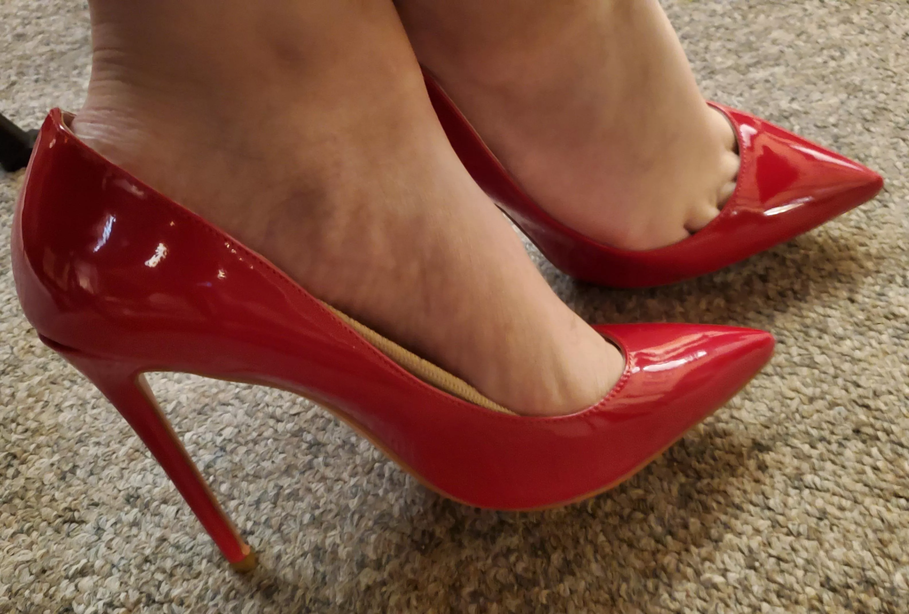 Thoughts on toe cleavage? I'm not sure I always like it but for some reason it just seems right with these Onlymaker pumps!