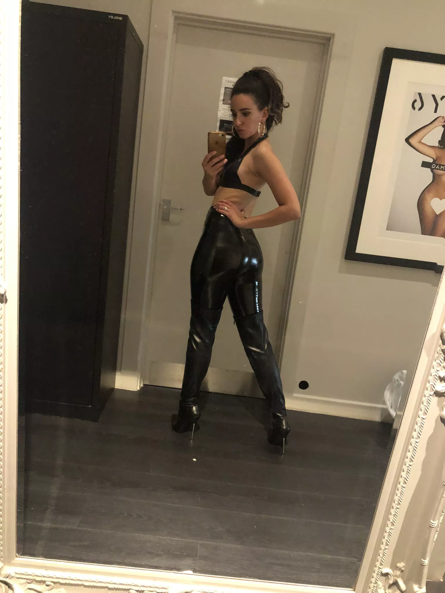 Tight leather shows off ass nicely