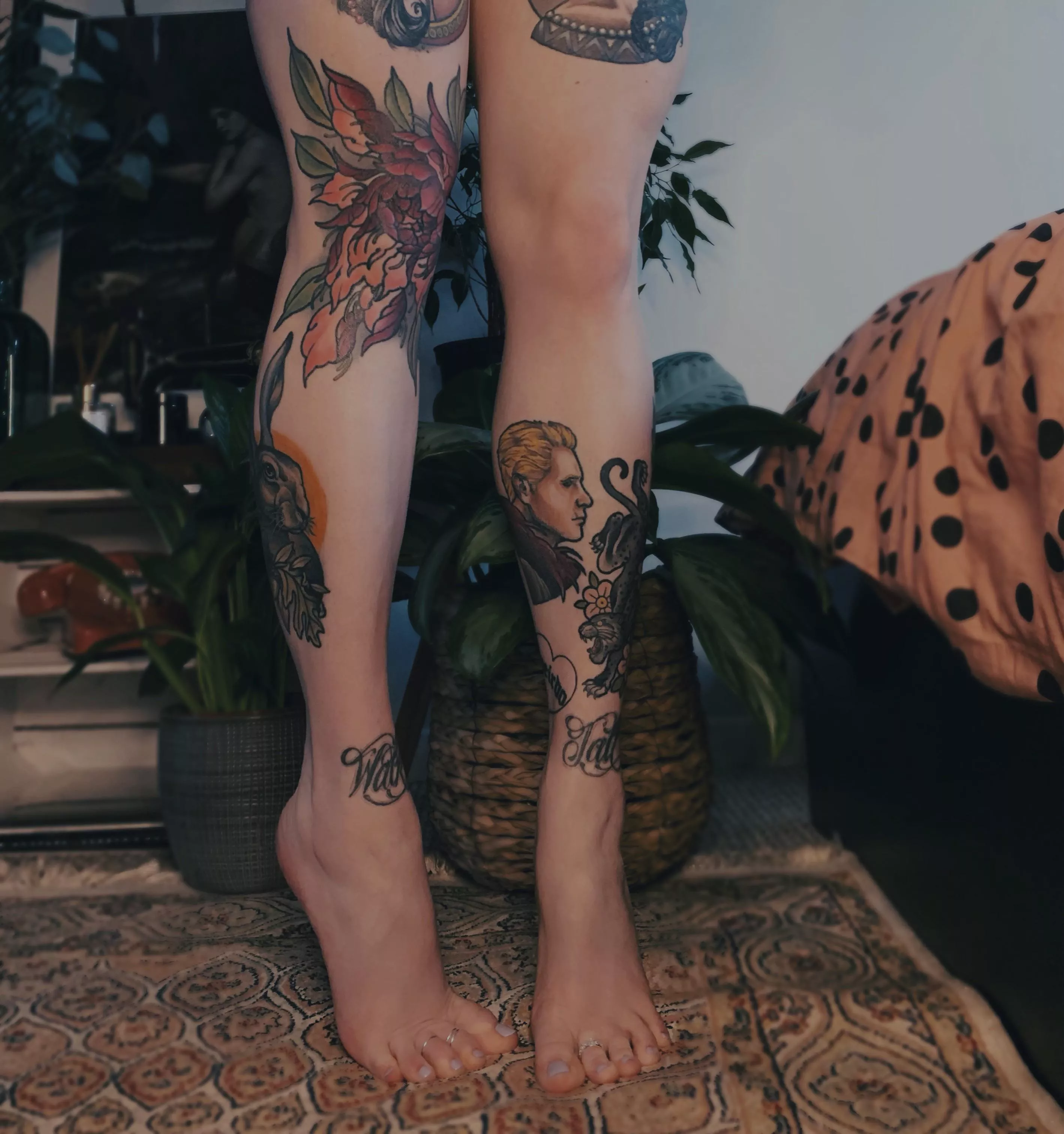 Tippy toes, wanna kiss my soles and arches? Maybe my tattoos, too ðŸ’‹ðŸ¦¶ðŸ»