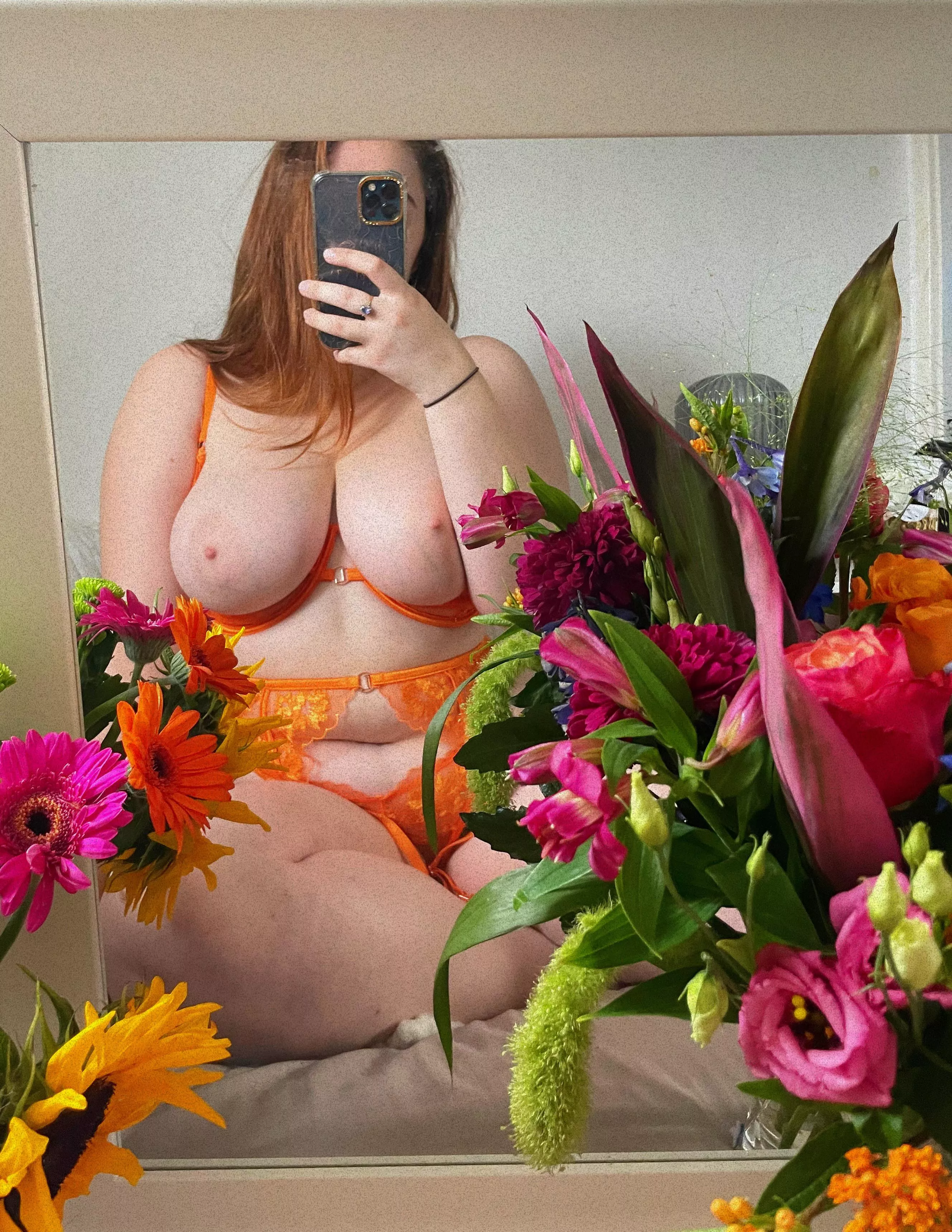 Titties and flowers 🌷🌾