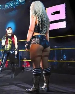 Toni Storm's fat ass