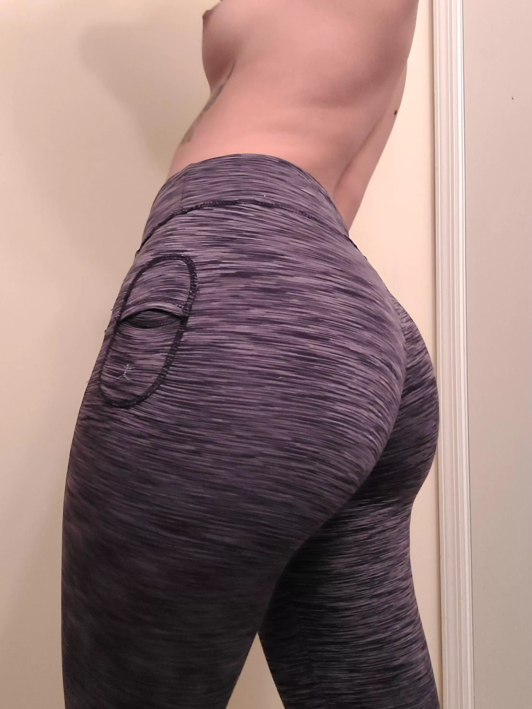 Toning my ass at the gym 😜