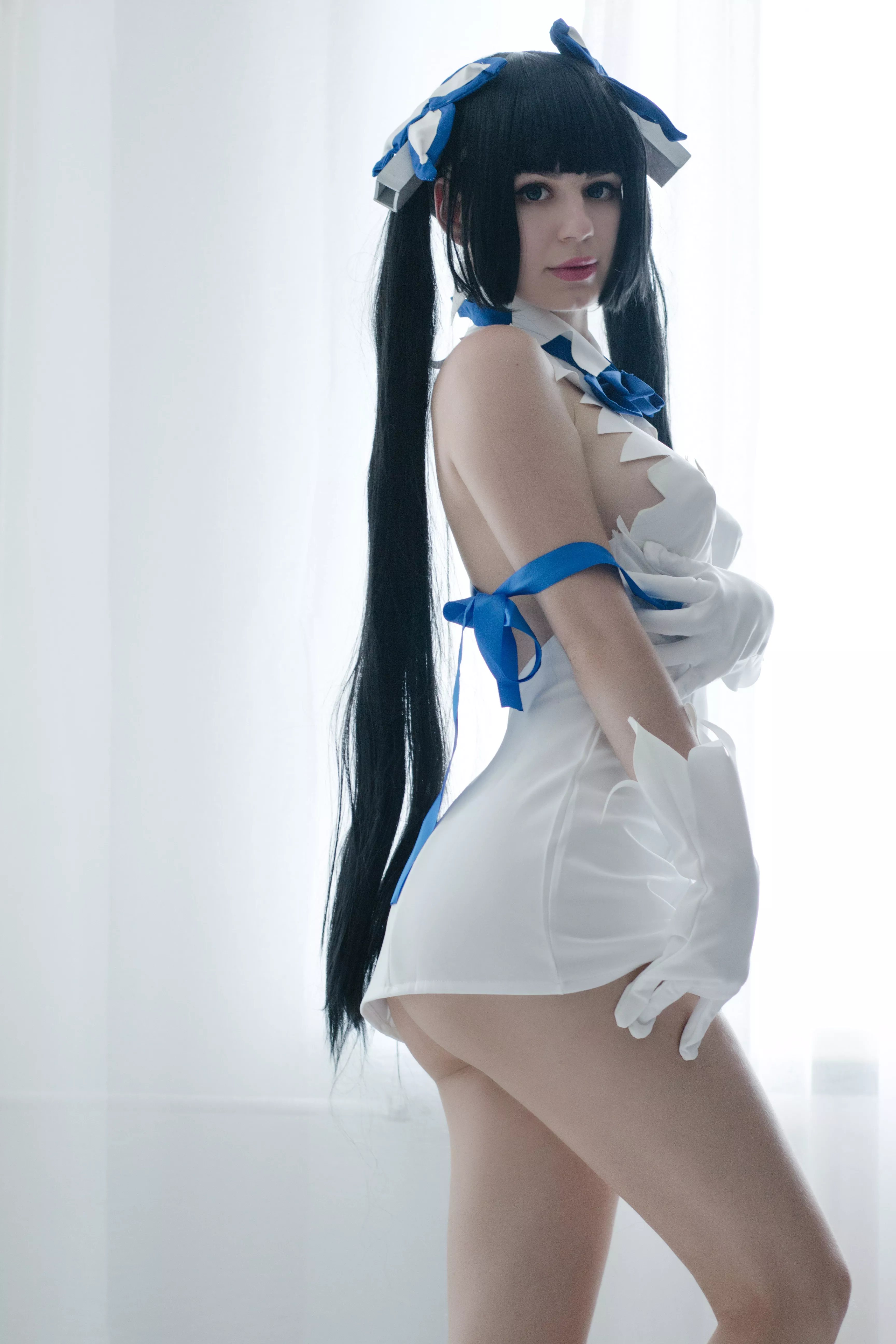 Too short dress alert! Hestia by Kanra_cosplay [self]