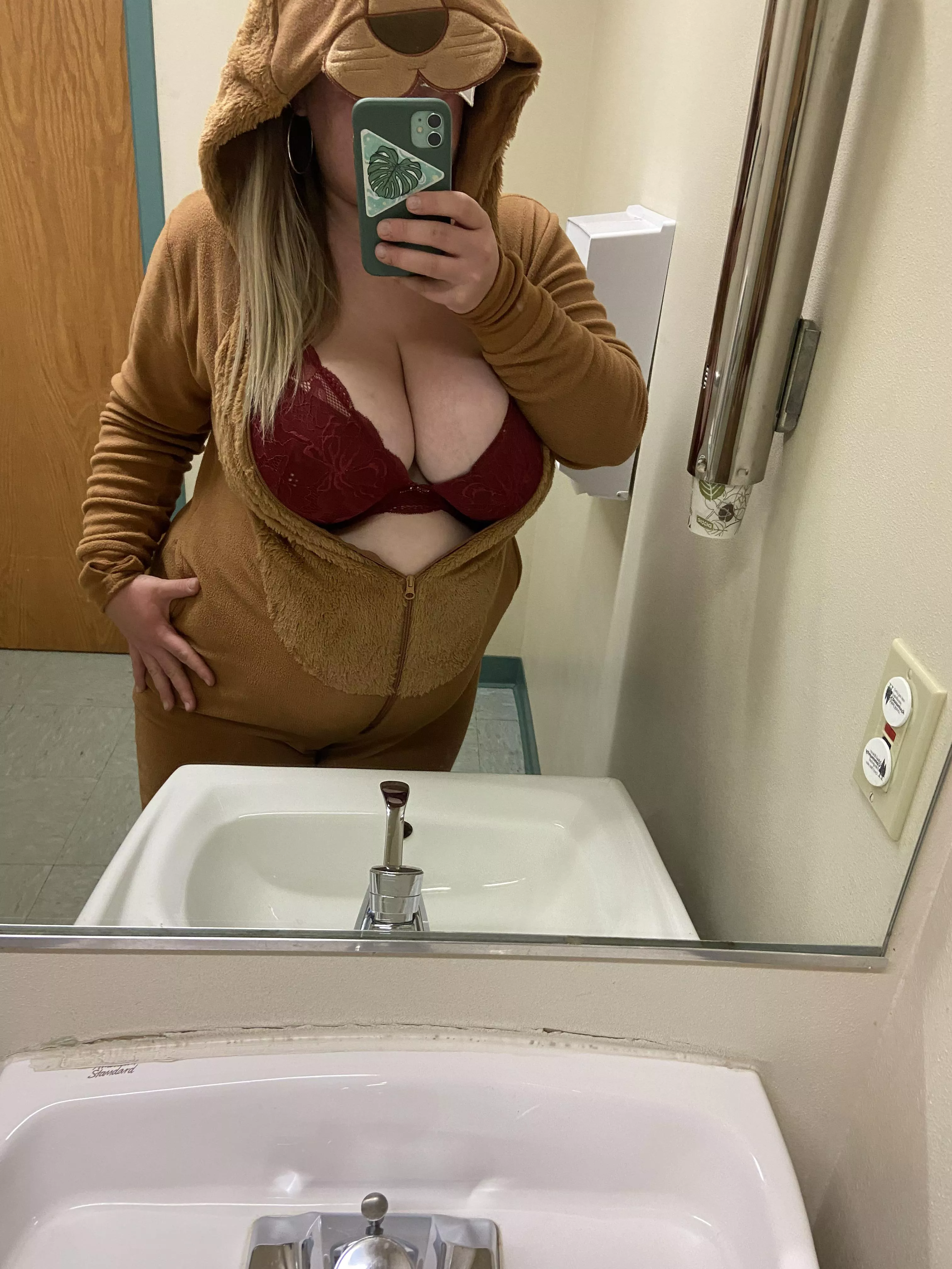 Traded scrubs for a lion suit in the clinic today 🩺🦁 my patients loved it! [F]