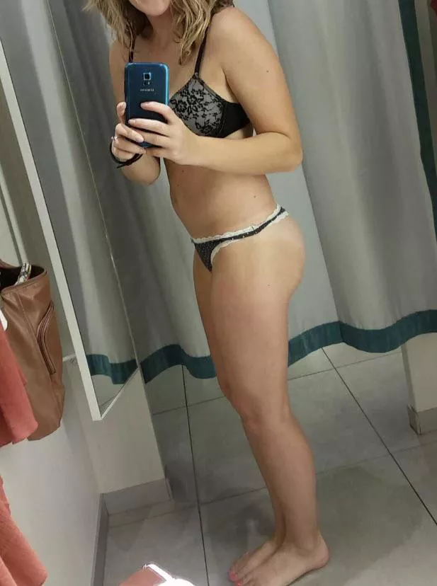 Trading my 26 yo milf wife. Prefer similar body type but anything is welcome. Sample for reply. Kik jayship423