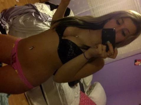 Trading my gorgeous gf (Kik AJG93.)