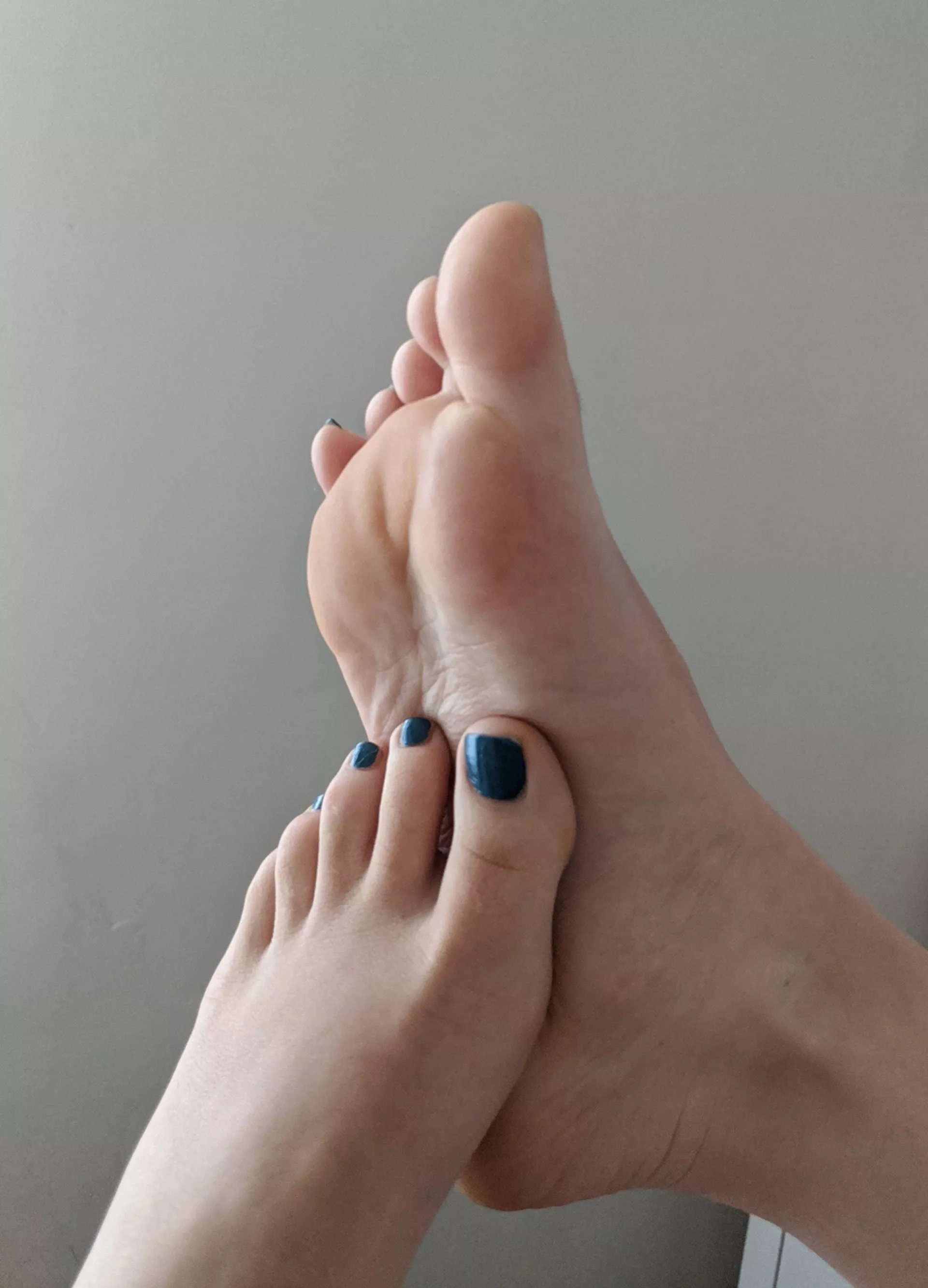 Treating you to both soles and soles in your face, the real question is which will you kiss first? 🤭