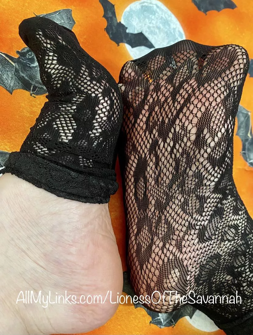 Trick or Treat! ðŸŽƒ Fishnet Feet! ðŸ¦‡ðŸ‘» â€¦itâ€™s also my birthday today! ðŸ¥³ (F)