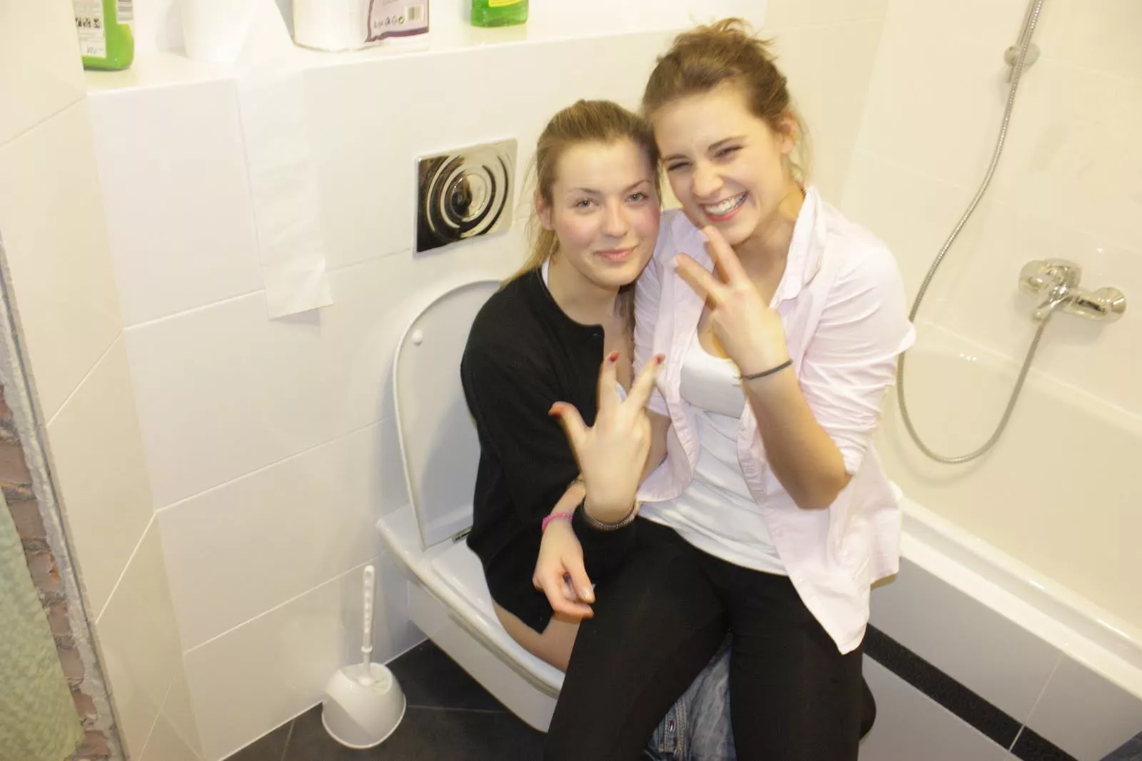 Two girls, one toilet (3 MiC)