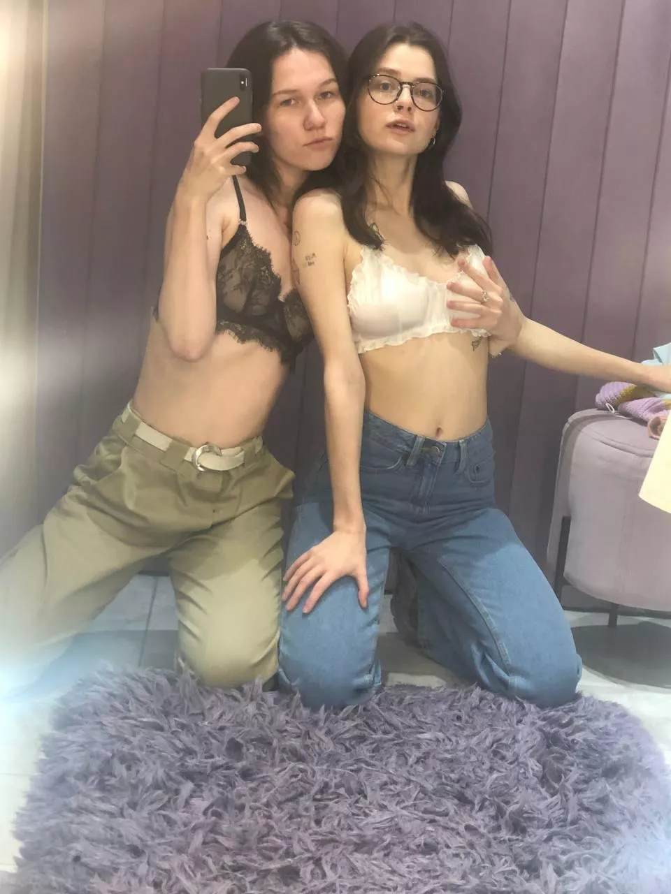 Two girls two sexy tummies 💋