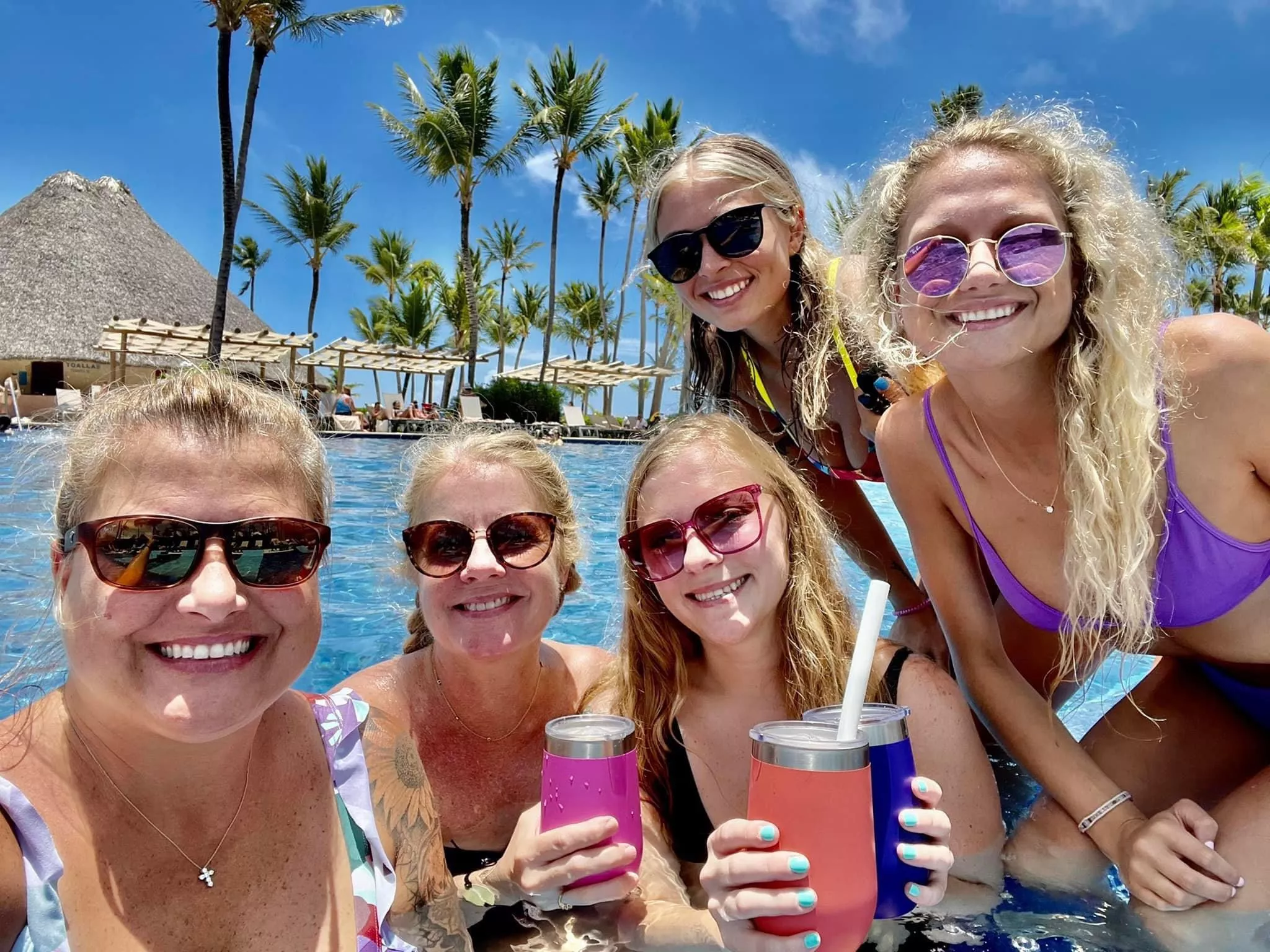 Two hot mommas and three sexy daughters ðŸ‘€ðŸ’™ðŸŒ´