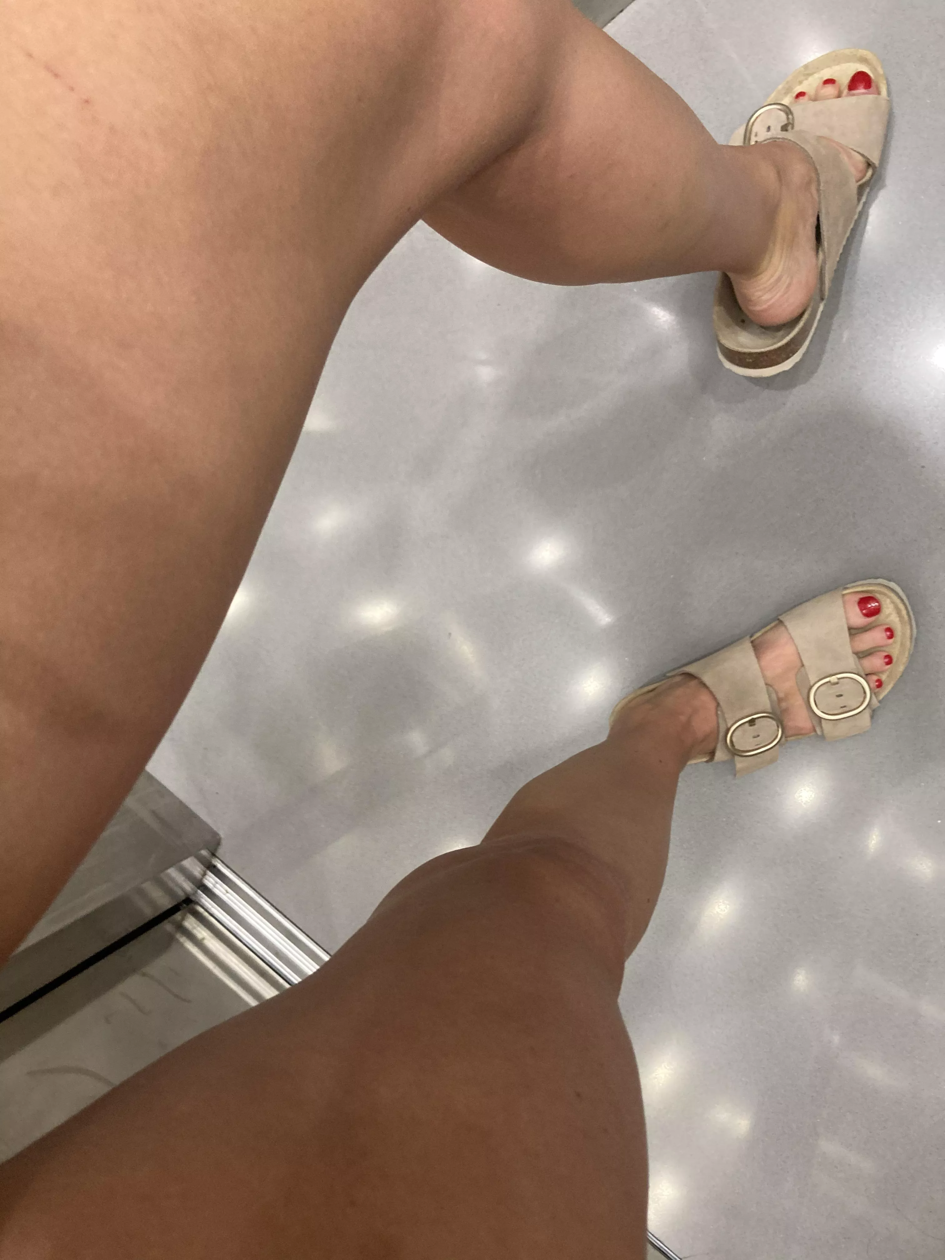 Upvote if you'd lick my feet clean in the elevator while I film it 🤳💦